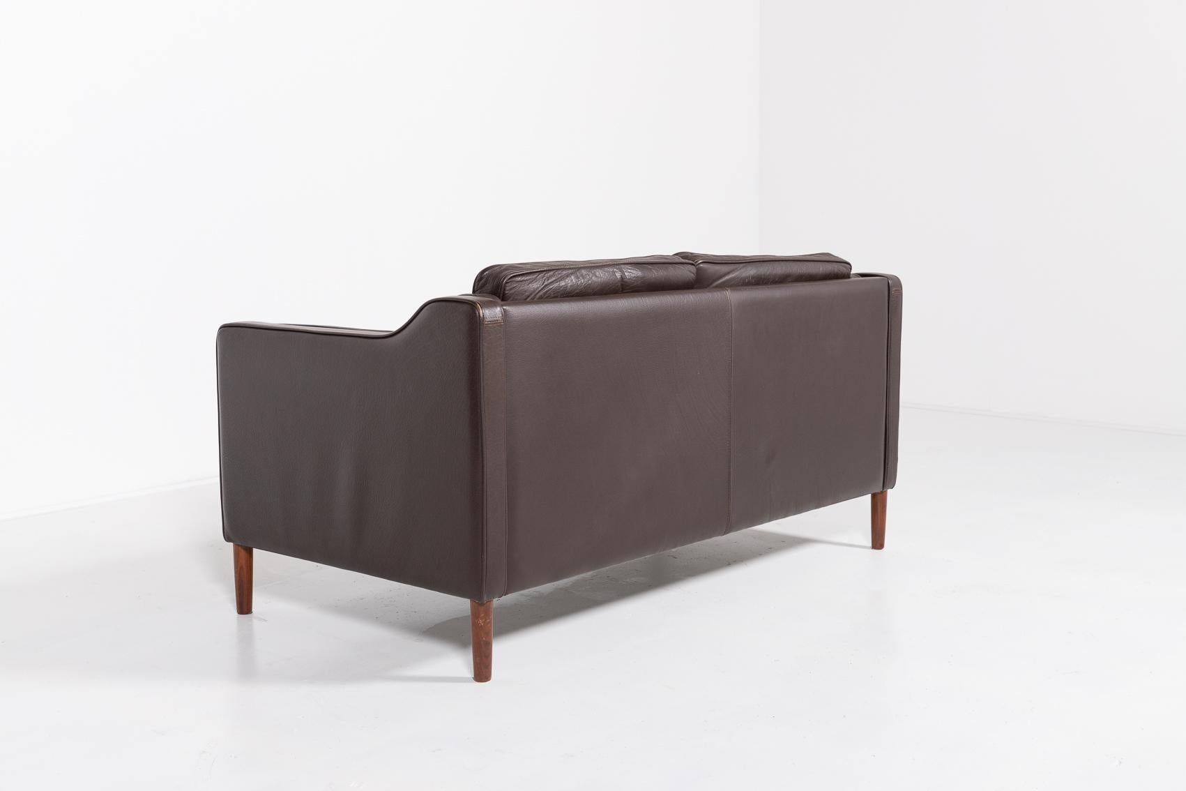 Two seat brown leather sofa from Mogens Hansen, Denmark For Sale 2