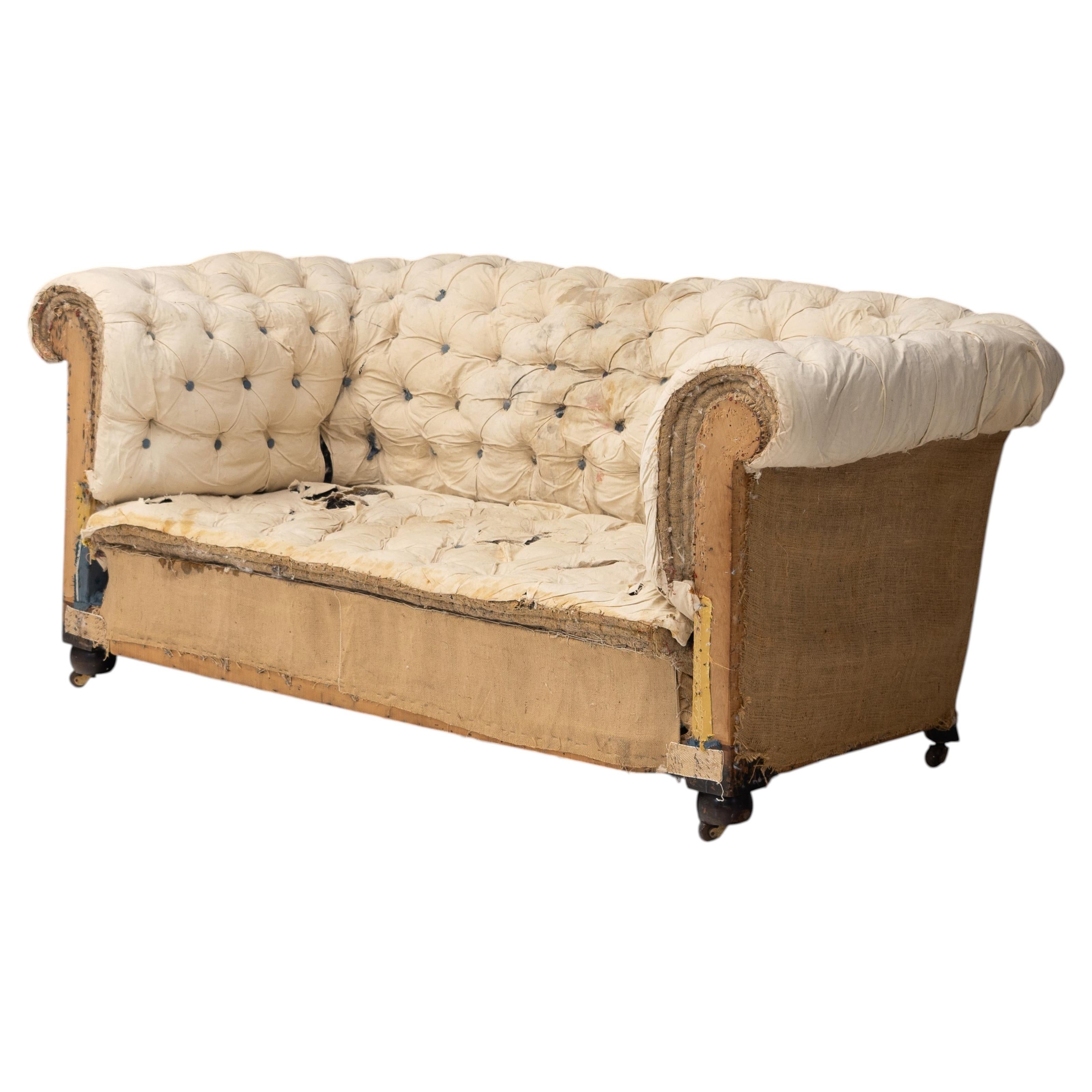 Chesterfield mit zwei Sitzen im Angebot