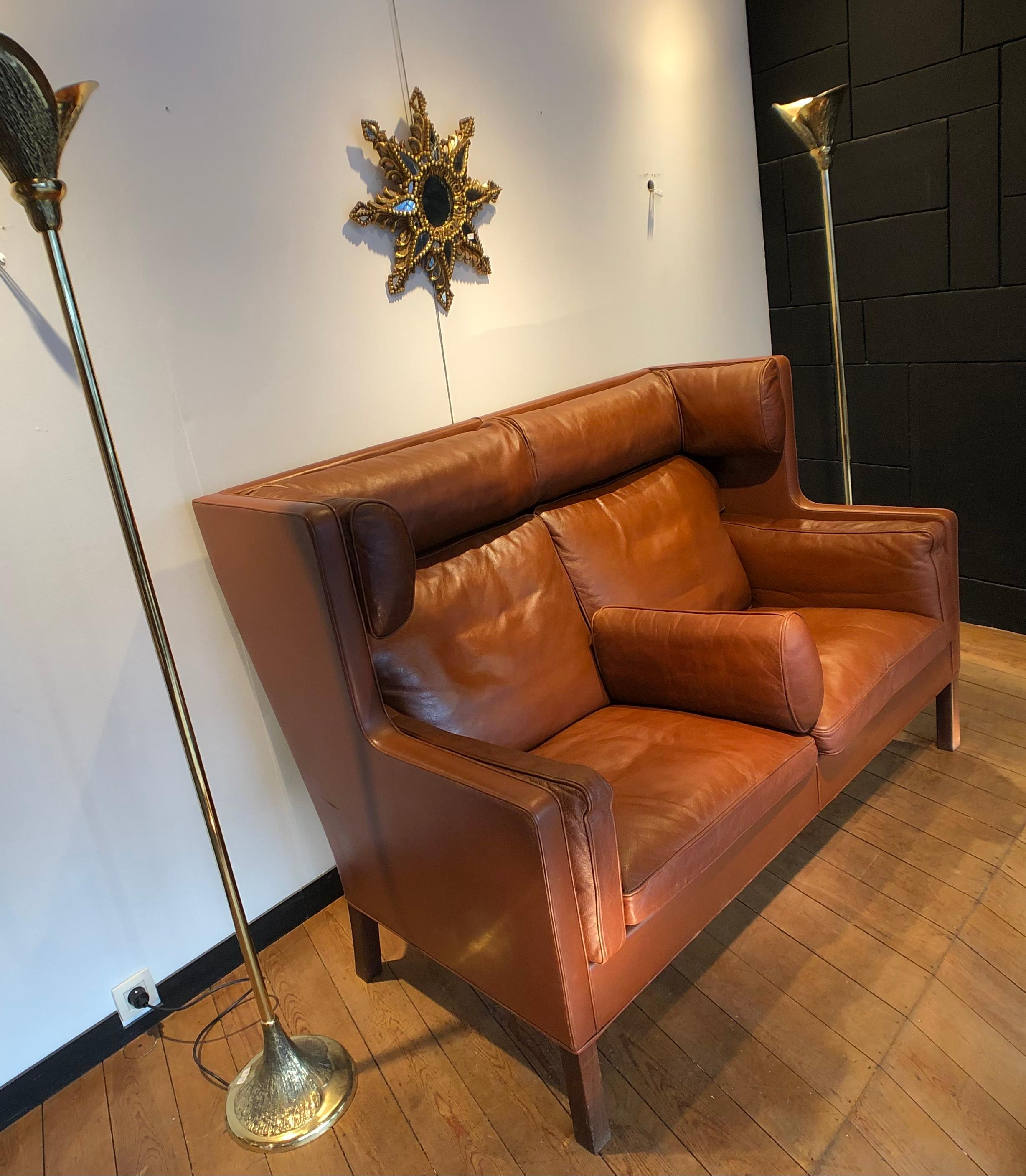 Zweisitziges Coupé-Sofa von Børge Mogensen für fredericia stolen møbelfabrik in cognacfarbenem Leder und Mahagonifüßen.
Dies ist ein altes Modell mit einer schönen Patina auf Leder und in relativ gutem Zustand (ein Kratzer auf der rechten Seite des