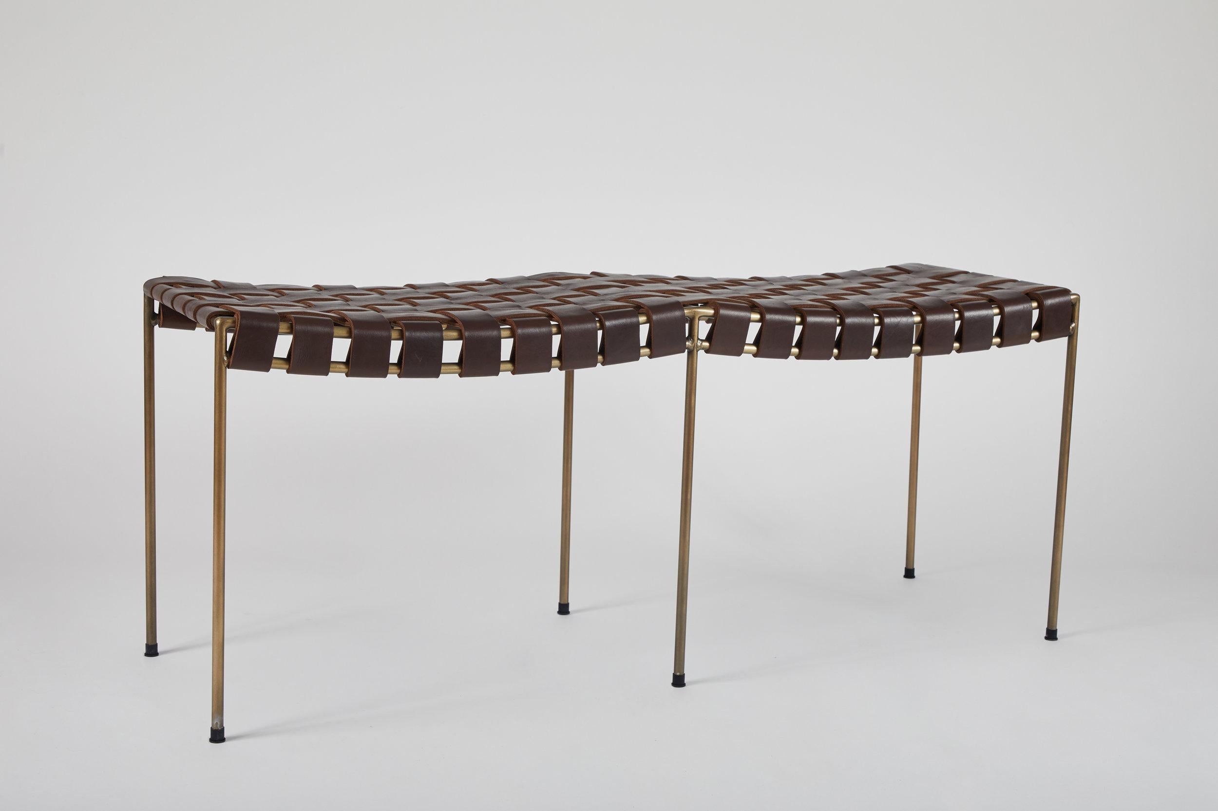 Moderne Banc à deux places en cuir chocolat tressé à la main en vente