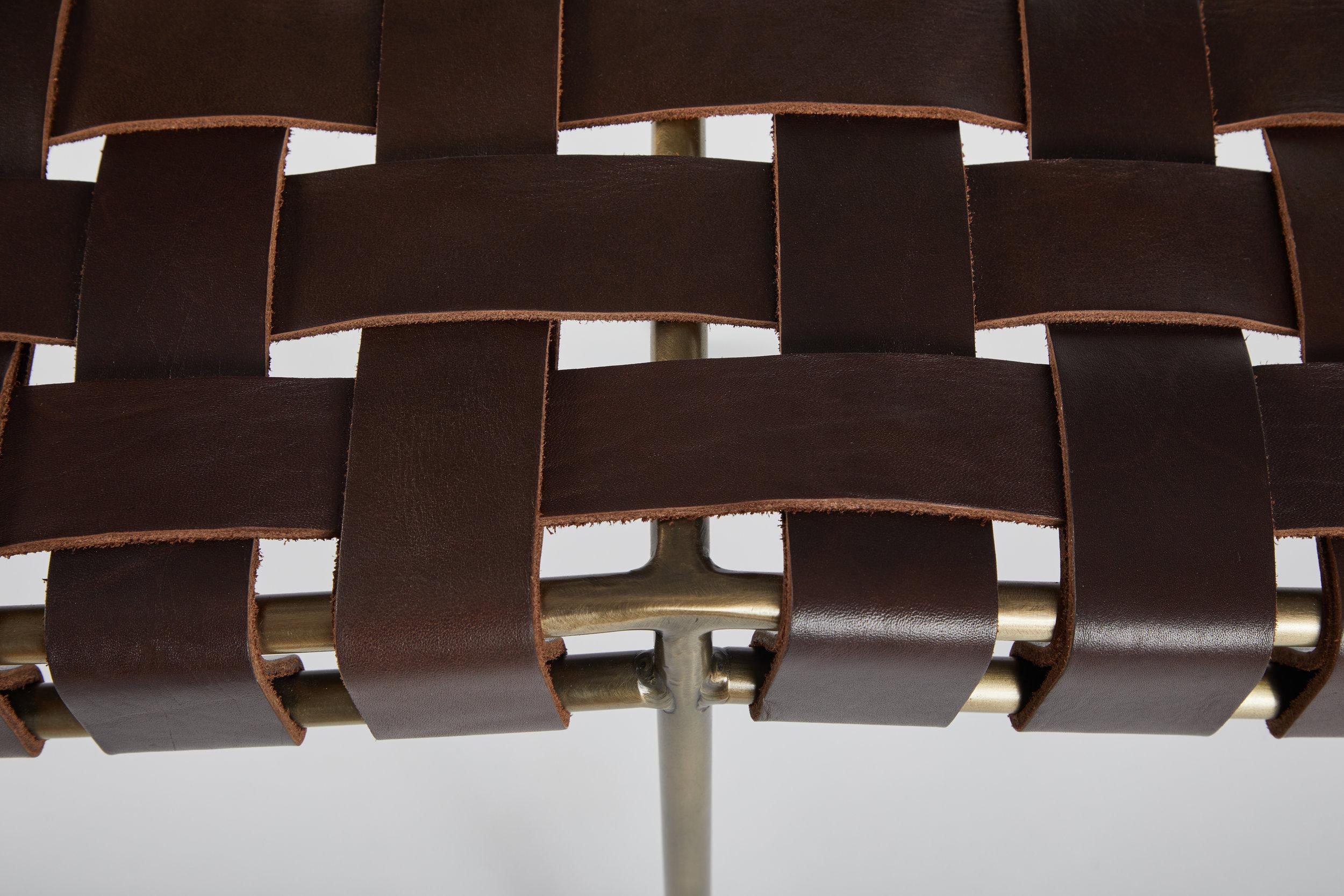 Tissage Banc à deux places en cuir chocolat tressé à la main en vente