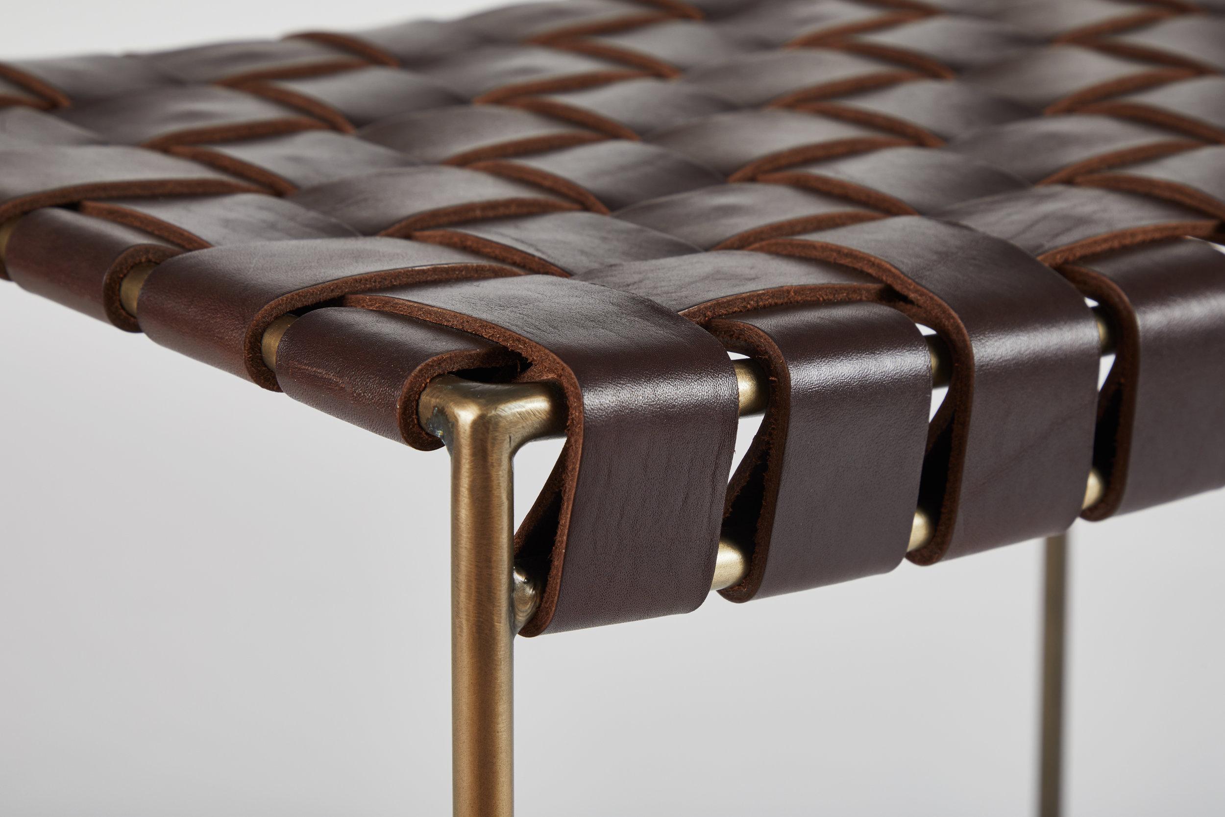 Banc à deux places en cuir chocolat tressé à la main Neuf - En vente à Venice, CA