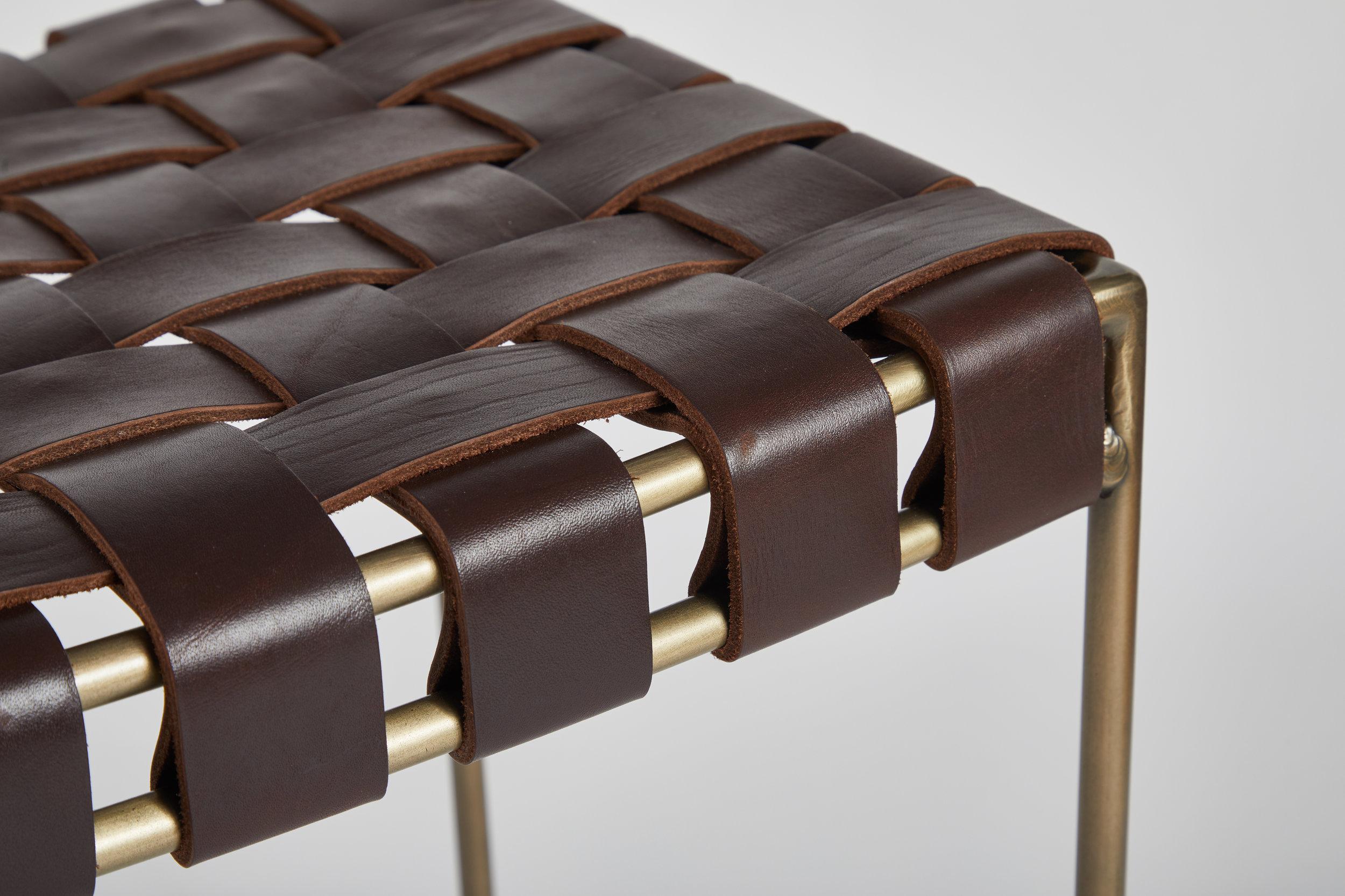 XXIe siècle et contemporain Banc à deux places en cuir chocolat tressé à la main en vente