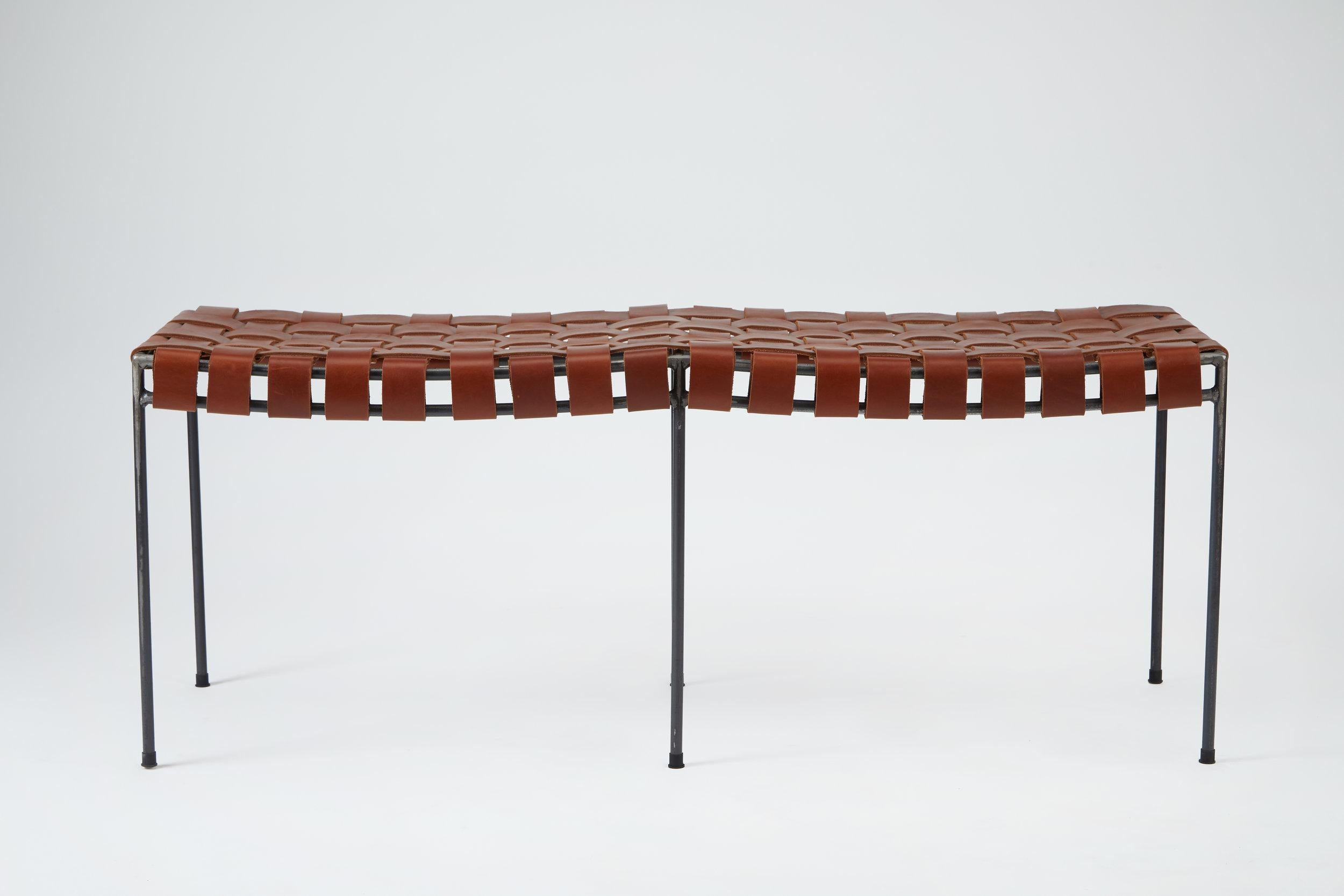 Le banc est tissé à la main par un maître tisserand ayant des décennies d'expérience. 

Nous utilisons 70% d'acier recyclé pour le cadre.

Design/One a été conçu par un ancien marchand d'art qui a représenté des artistes contemporains pendant plus
