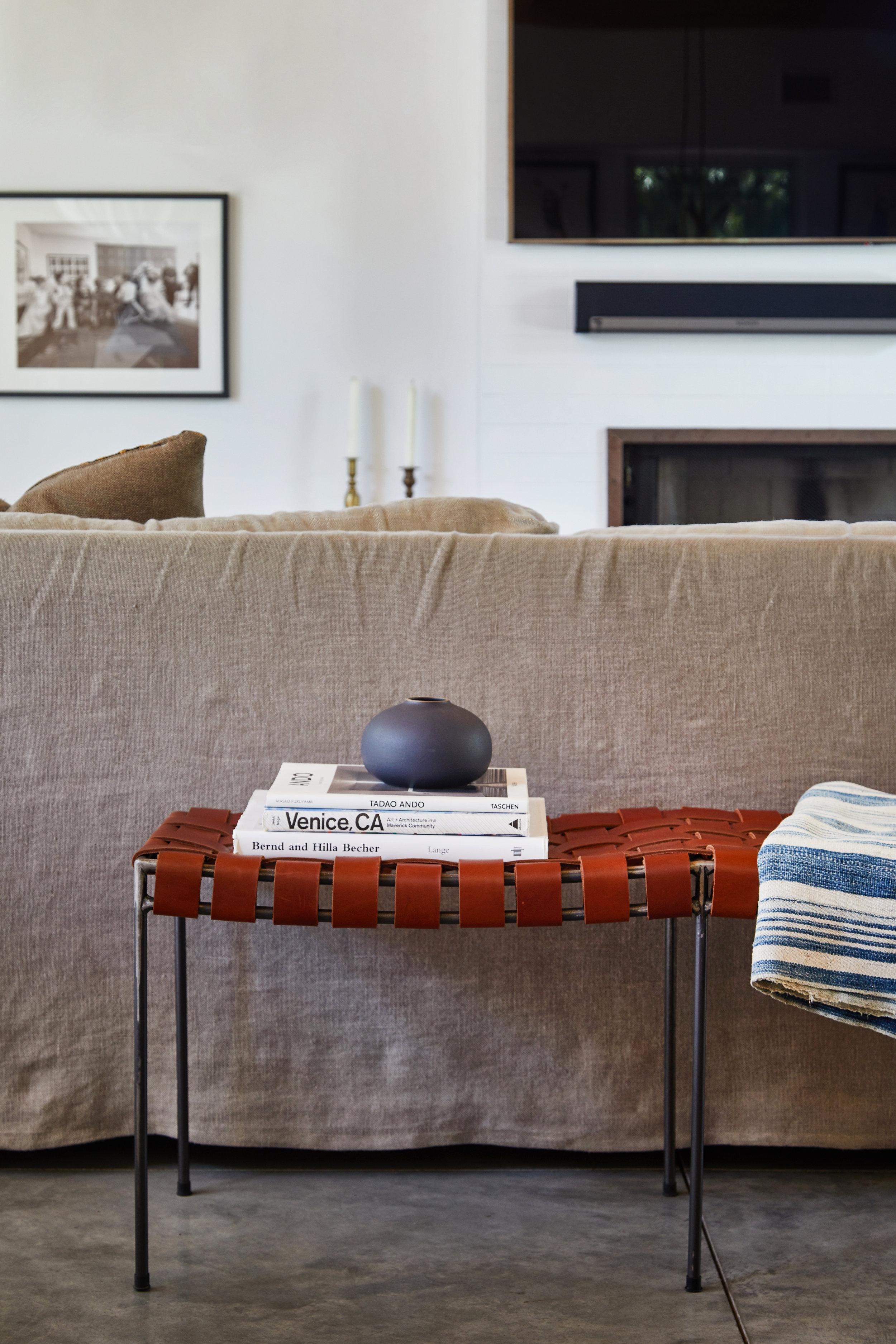 Banc à deux places en cuir cognac tissé à la main Neuf - En vente à Venice, CA