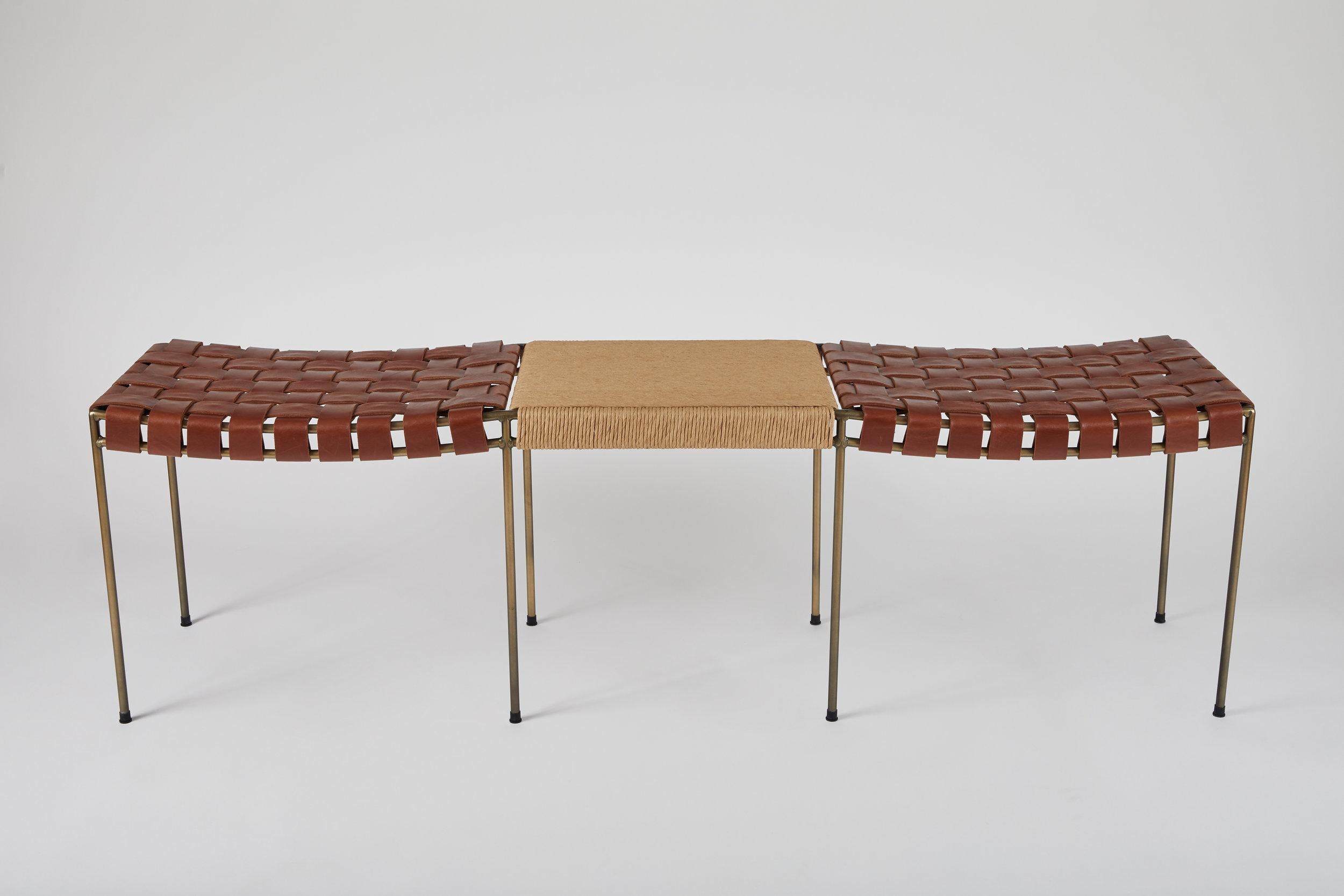 Le banc en cuir est tissé par un maître tisserand ayant des décennies d'expérience. 

La table en jonc est tissée à la main par un maître tisserand ayant plus de 40 ans d'expérience. 

Nous utilisons 70% d'acier recyclé pour le cadre plaqué en