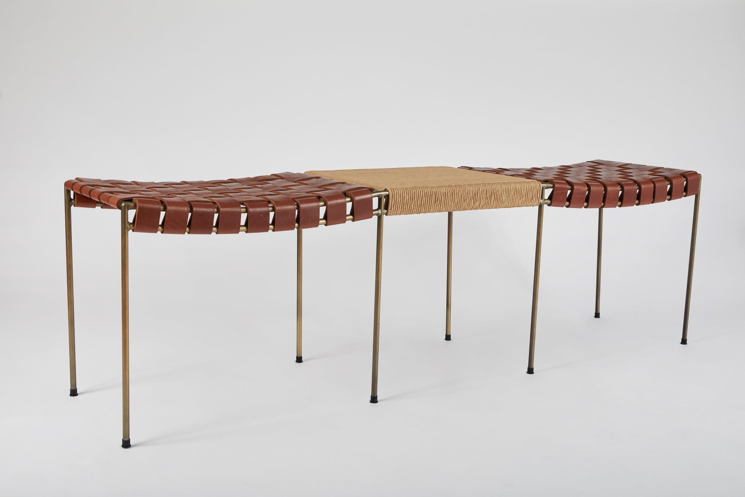 Moderne Banc à deux places en cuir tissé à la main avec table en jonc en vente