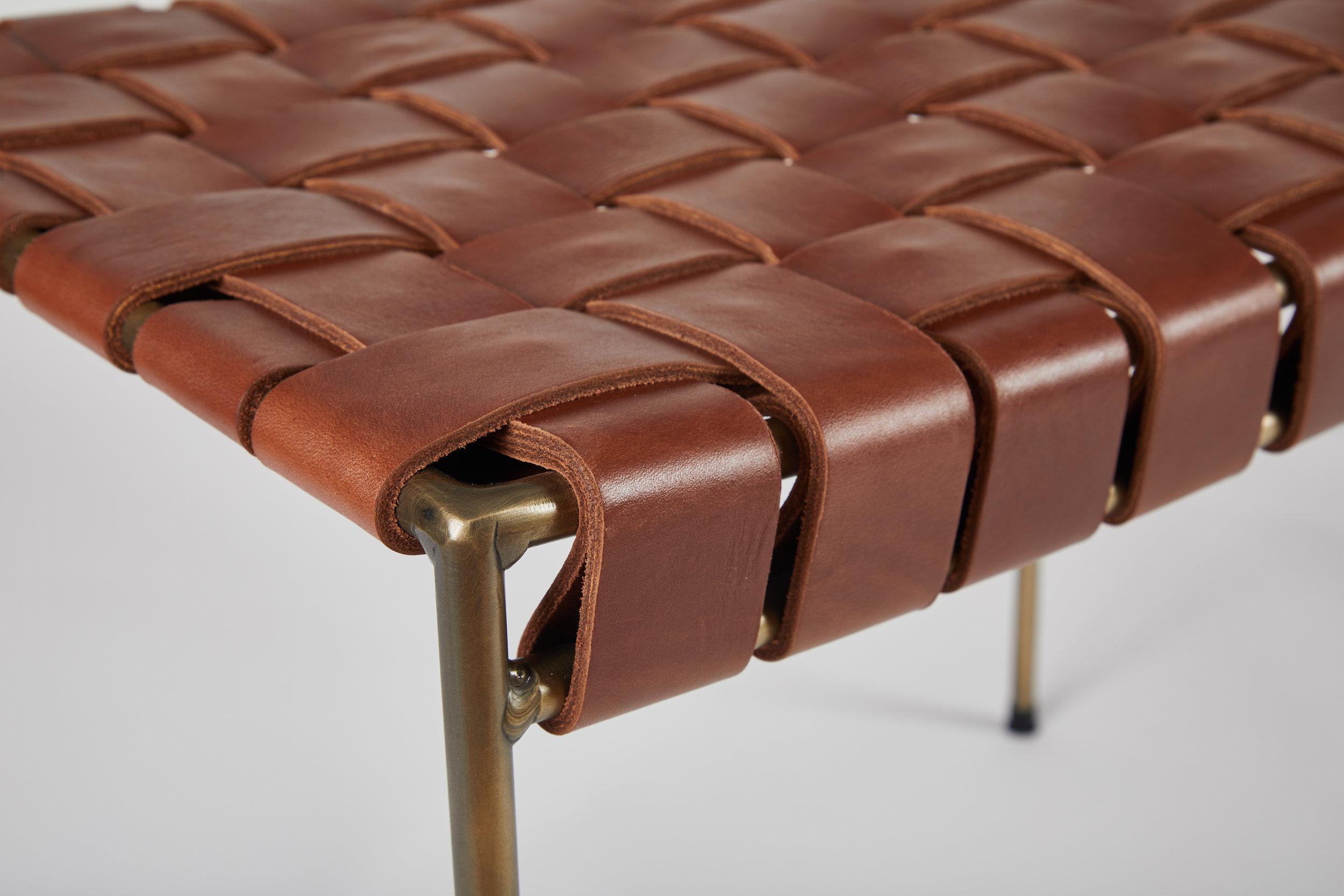 Américain Banc à deux places en cuir tissé à la main avec table en jonc en vente