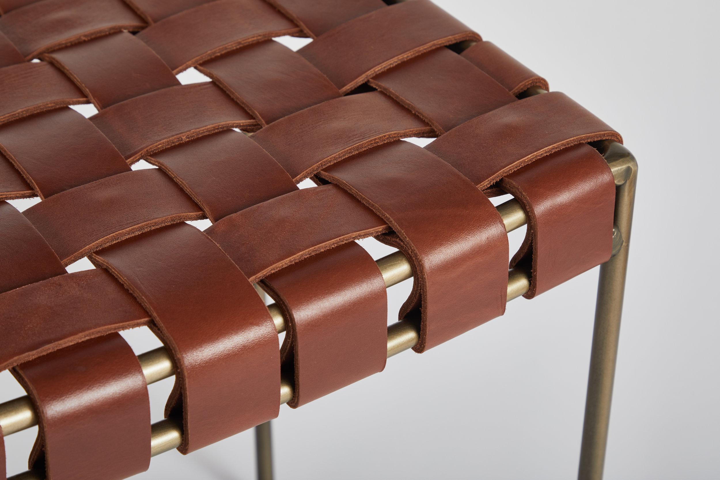 Travail du bois Banc à deux places en cuir tissé à la main avec table en jonc en vente