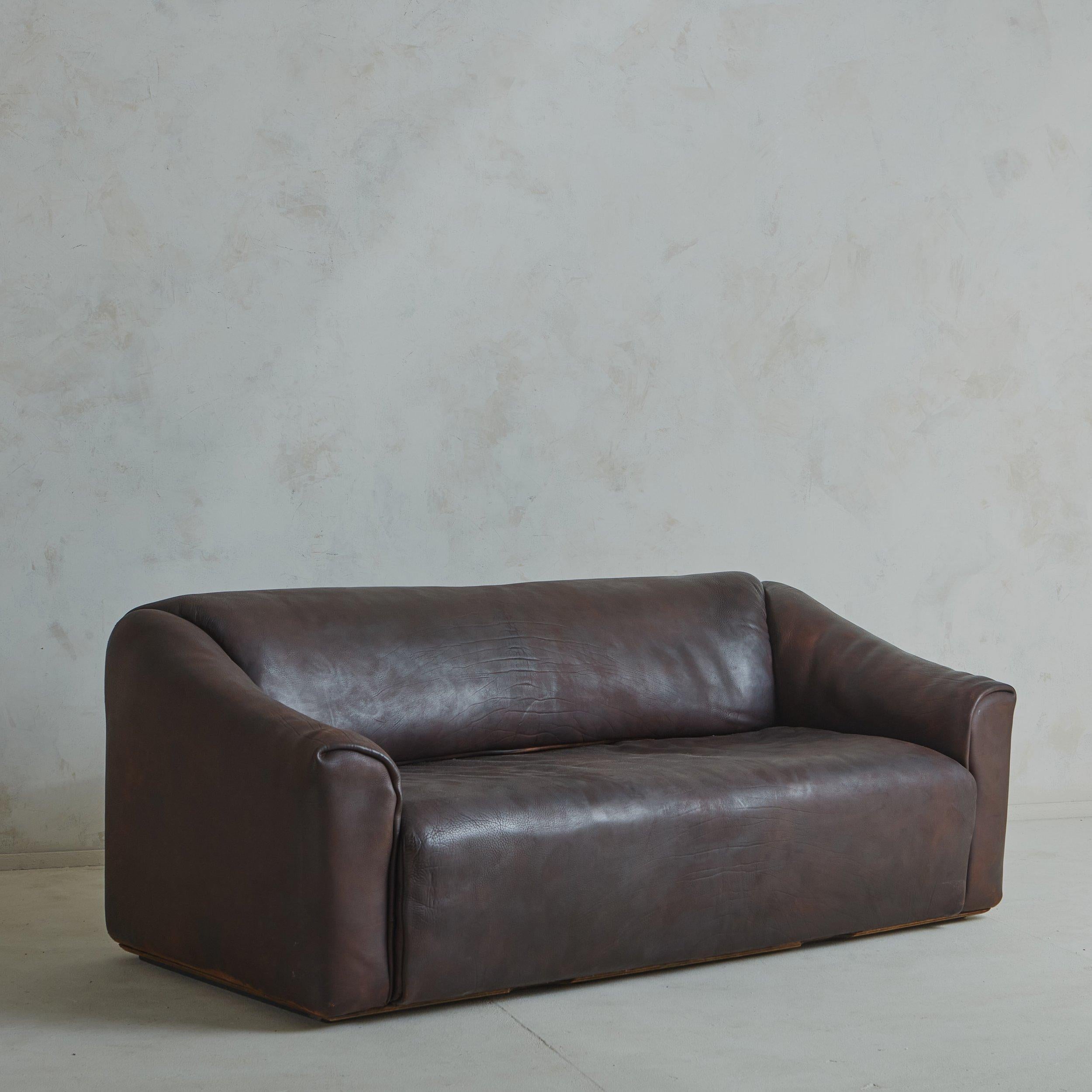 Modern Two-Seat ‘DS-47’ Sofa in Buffalo Leather by De Sede, Switzerland 1970s For Sale