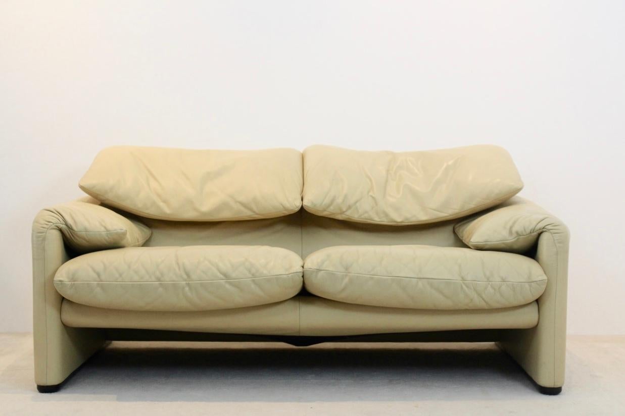 Ein wunderbares Maralunga-Sofa von Vico Magistretti für Cassina. Diese Schönheit wurde 1973 entworfen und wurde schnell zu einem Designklassiker. Das clevere Design umfasst manipulierbare Rückenkissen, die beim Sitzen niedrig, direkt hinter dem