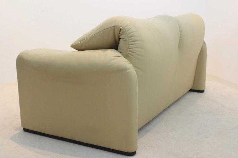 20th Century Two-Seat Maralunga Leather Sofa by Vico Magistretti for Cassina For Sale