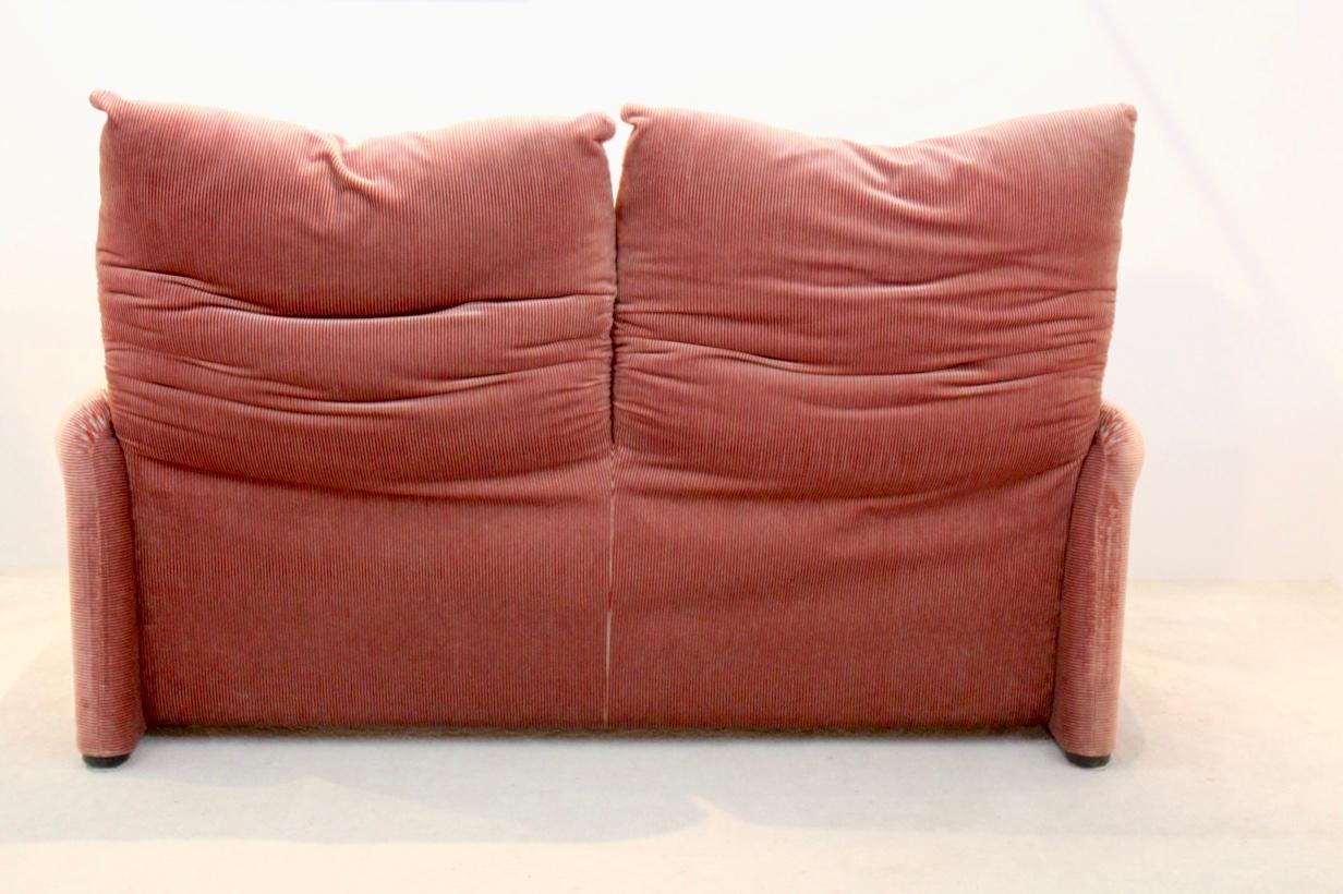 Ein wunderbares Maralunga-Sofa von Vico Magistretti für Cassina. Diese Schönheit wurde 1973 entworfen und wurde schnell zu einem Designklassiker. Das clevere Design umfasst manipulierbare Rückenkissen, die beim Sitzen niedrig, direkt hinter dem