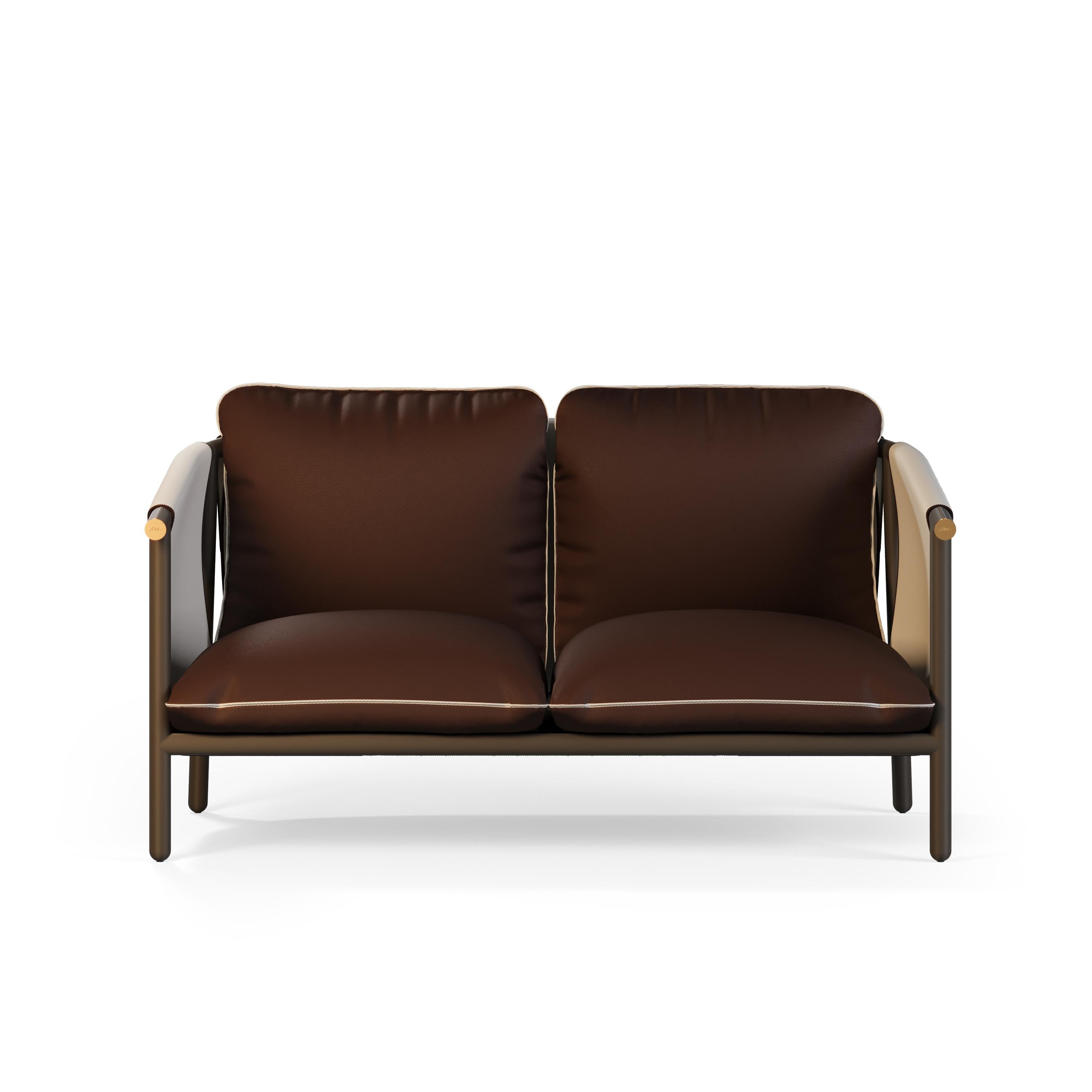 Divano a due posti Céline 

Il divano Celine è caratterizzato da un design minimalista arricchito da sottili dettagli che trasmettono l'essenza del marchio, rendendolo un pezzo versatile che si integra perfettamente in qualsiasi ambiente, sia