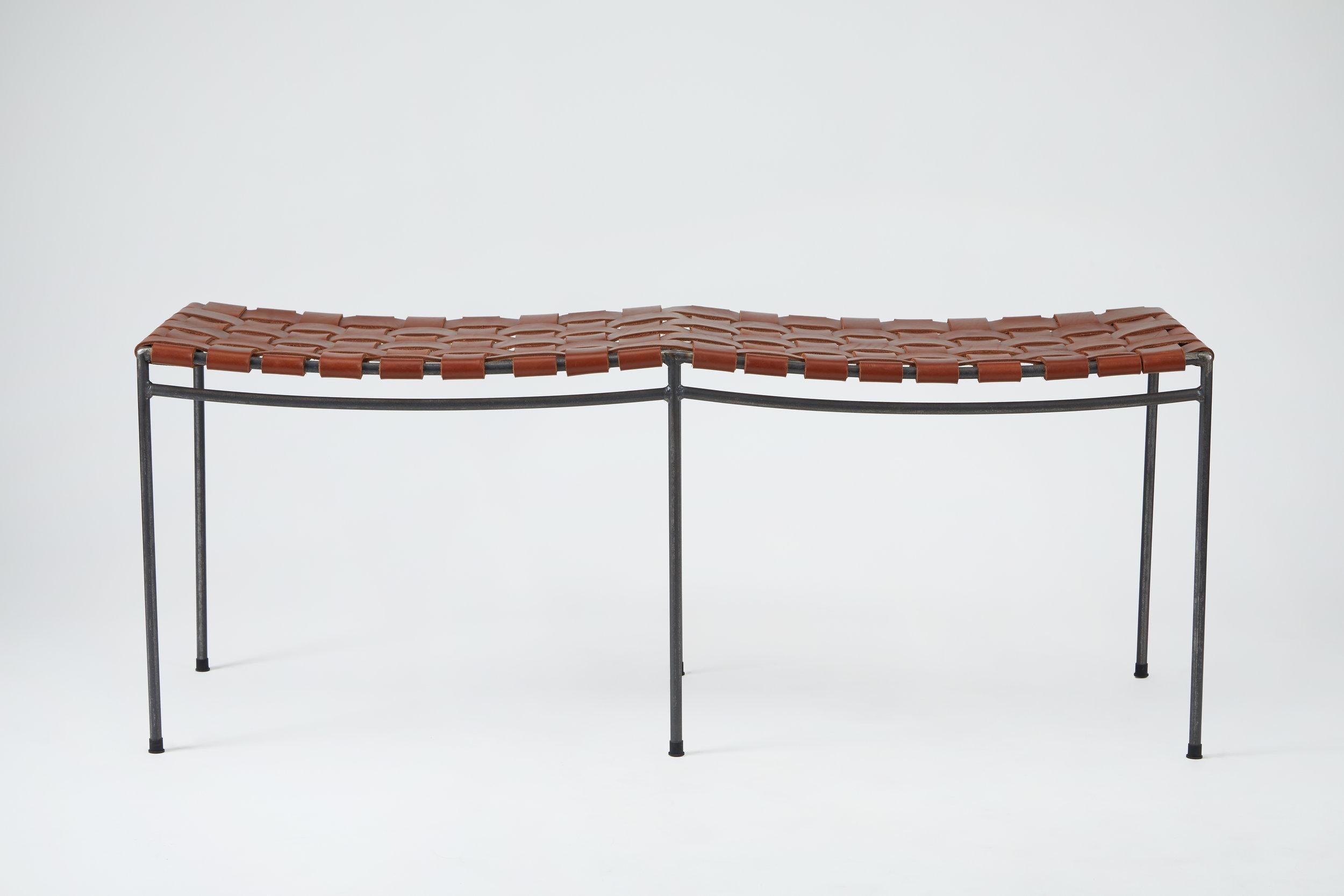 Le banc est tissé à la main par un maître tisserand ayant des décennies d'expérience. 

Nous utilisons 70% d'acier recyclé pour le cadre.

Design/One a été conçu par un ancien marchand d'art qui a représenté des artistes contemporains pendant plus