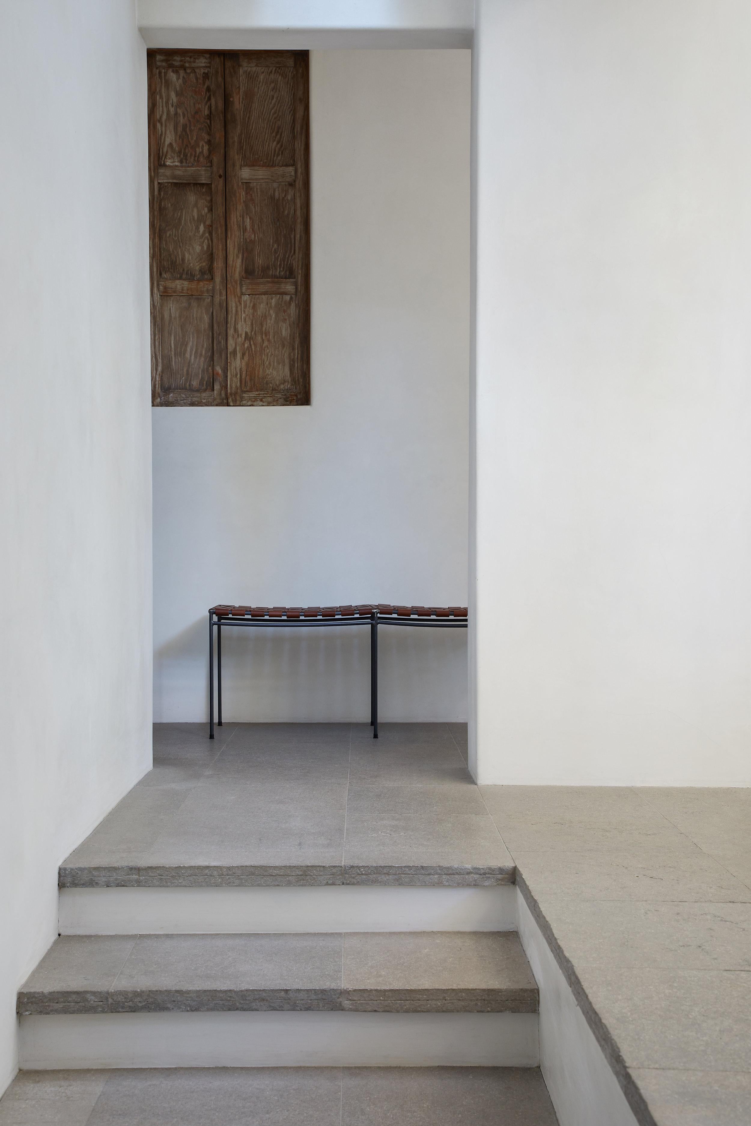 XXIe siècle et contemporain Banc à deux places en cuir cognac tissé à la main en vente