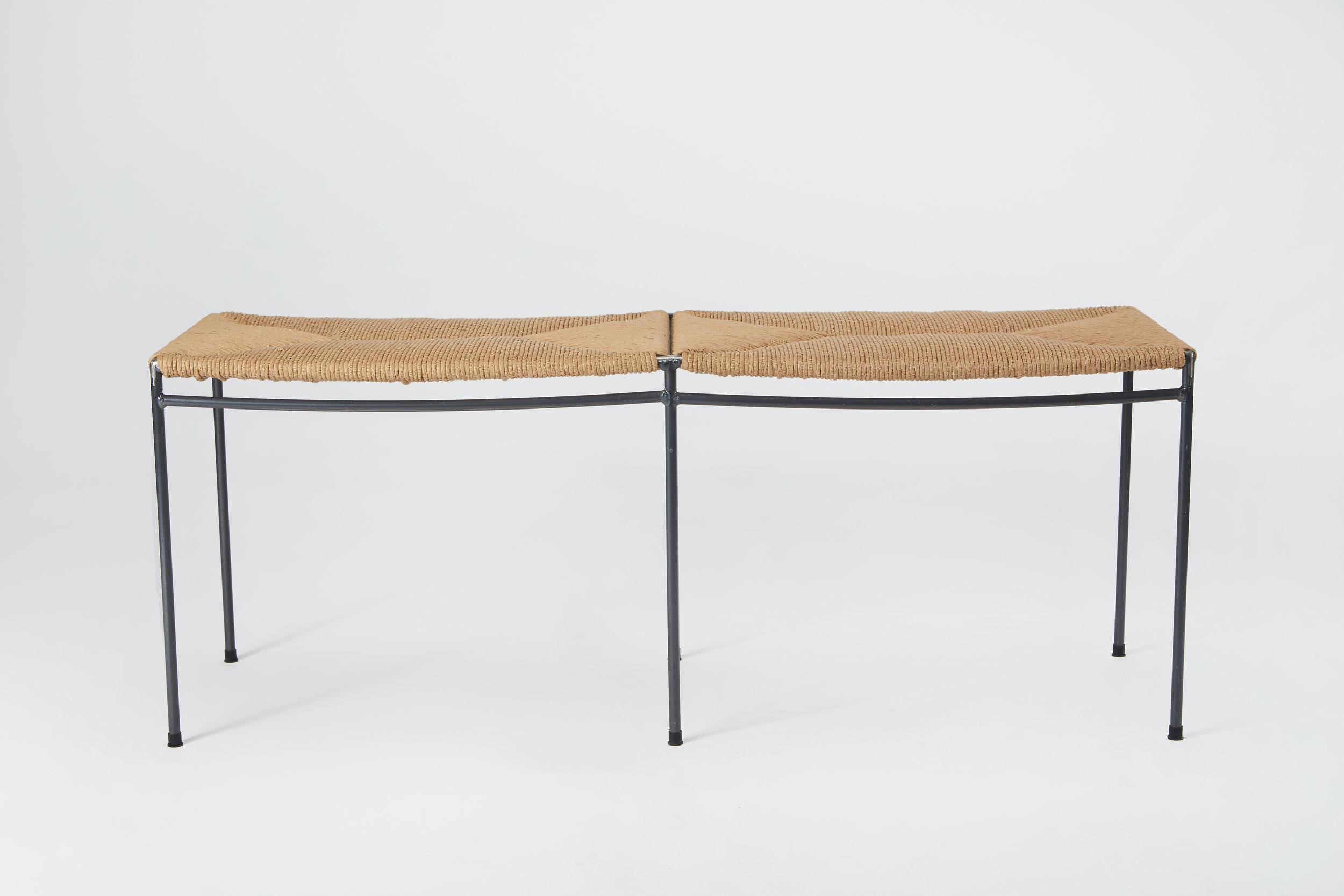 Le banc est tissé à la main par un maître tisserand ayant plus de 40 ans d'expérience. 

Nous utilisons 70% d'acier recyclé pour le cadre.

Design/One a été conçu par un ancien marchand d'art qui a représenté des artistes contemporains pendant plus
