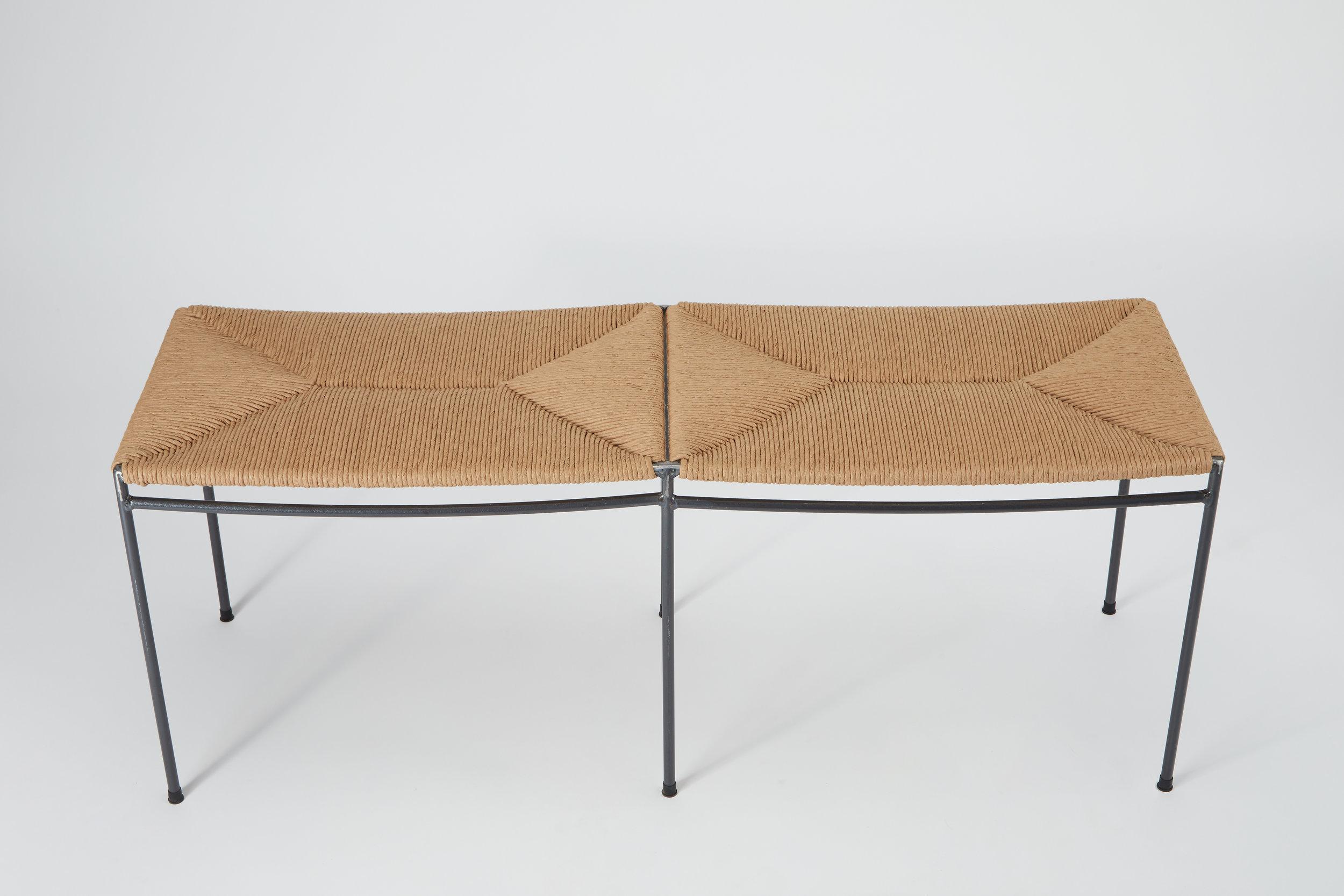 Moderne Banc en jonc tissé à la main à deux places et à une seule traverse en vente