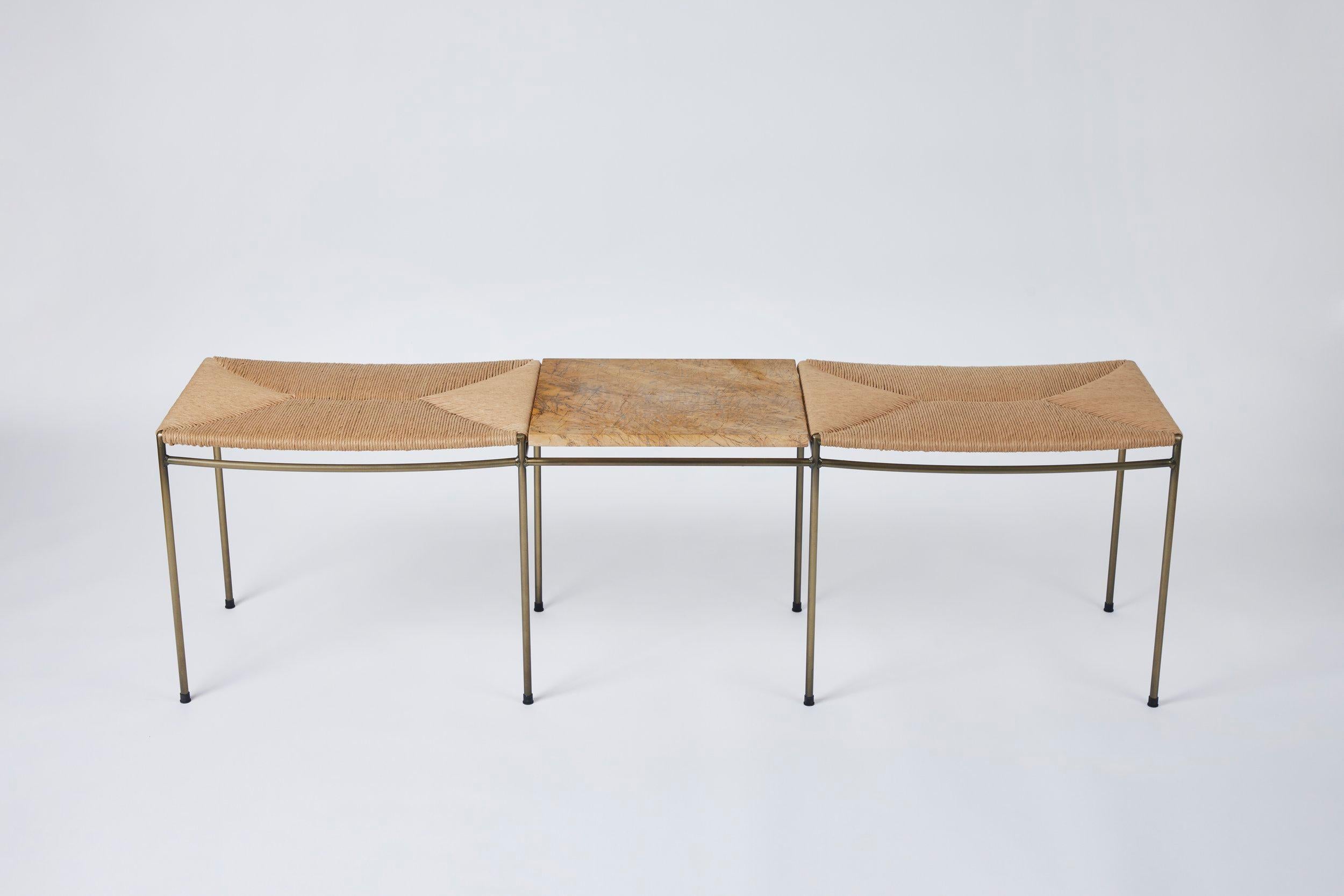
Le banc en jonc est tissé à la main par un maître tisserand ayant plus de 40 ans d'expérience. 

Nous utilisons 70% d'acier recyclé pour le cadre plaqué en bronze

Chaque pièce de marbre est sélectionnée pour ses qualités uniques. 

Design/One a
