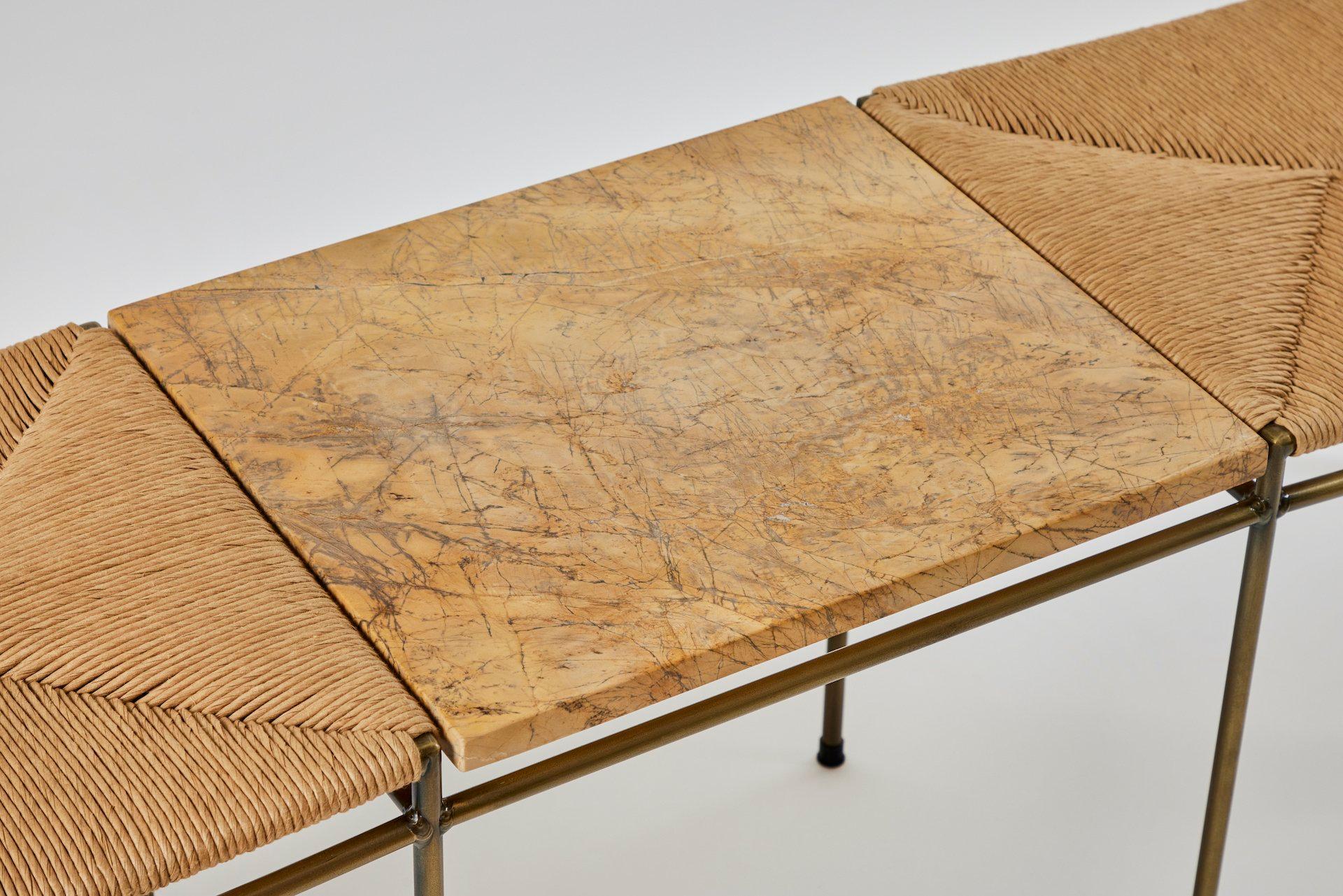 Travail du bois Banc à deux places tissé à la main en jonc avec table en marbre en vente