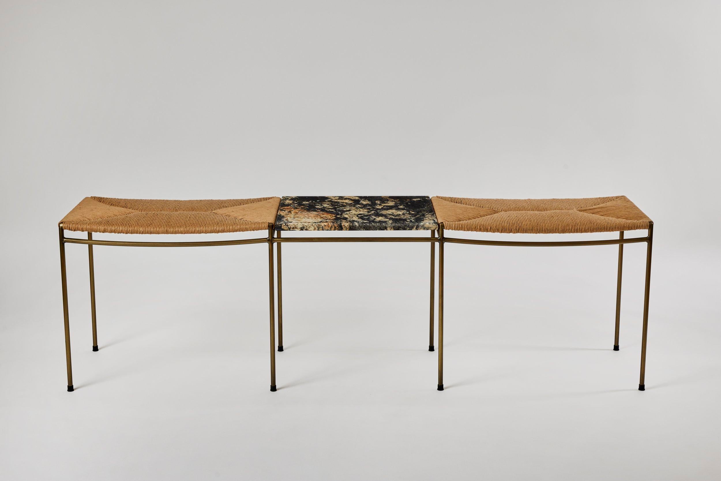 Banc à deux places tissé à la main en jonc avec table en marbre Neuf - En vente à Venice, CA