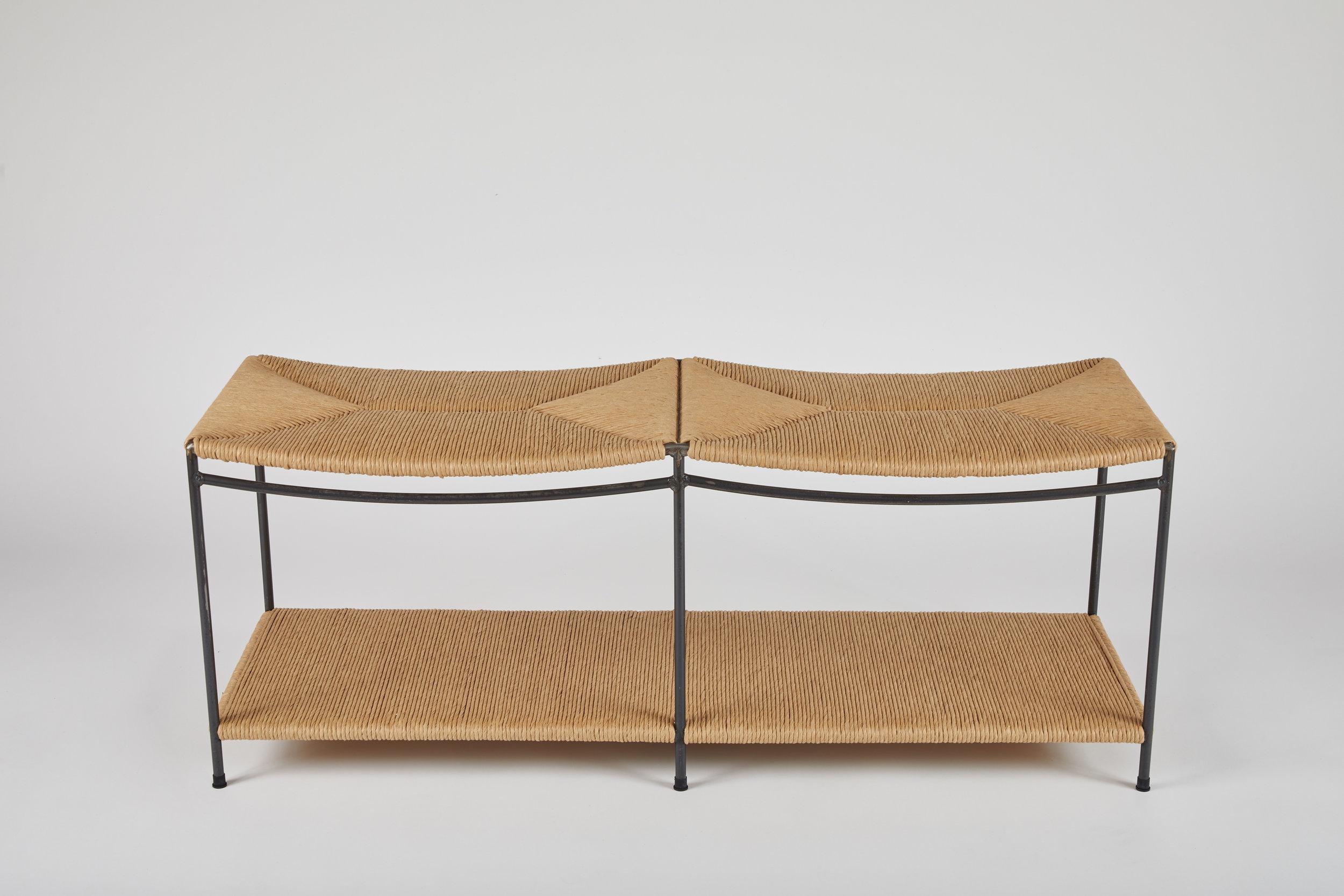 Le banc est tissé à la main par un maître tisserand ayant plus de 40 ans d'expérience. 

Nous utilisons 70% d'acier recyclé pour le cadre.

Design/One a été conçu par un ancien marchand d'art qui a représenté des artistes contemporains pendant plus