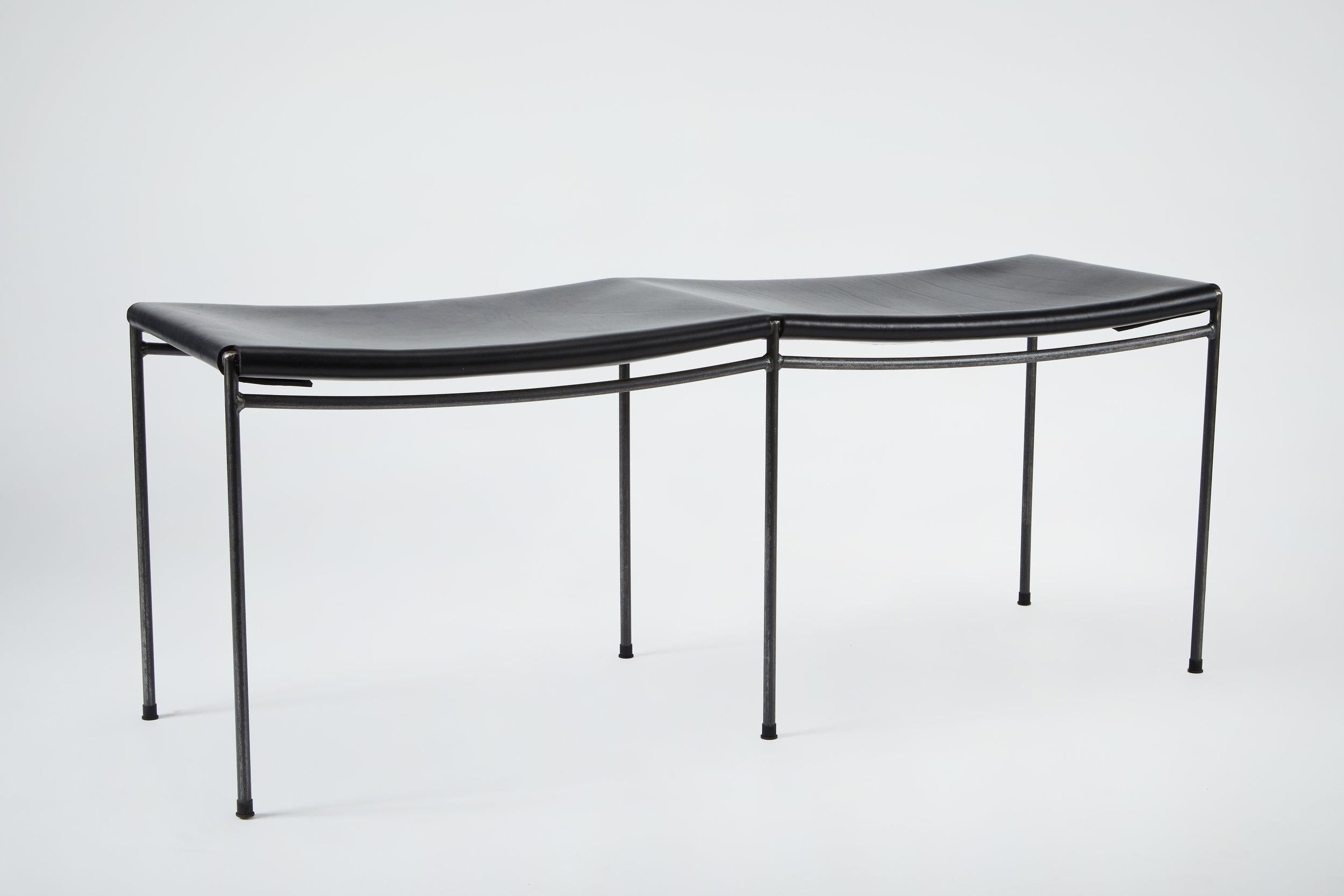 Moderne Banc deux places en cuir noir solide à une seule traverse en vente