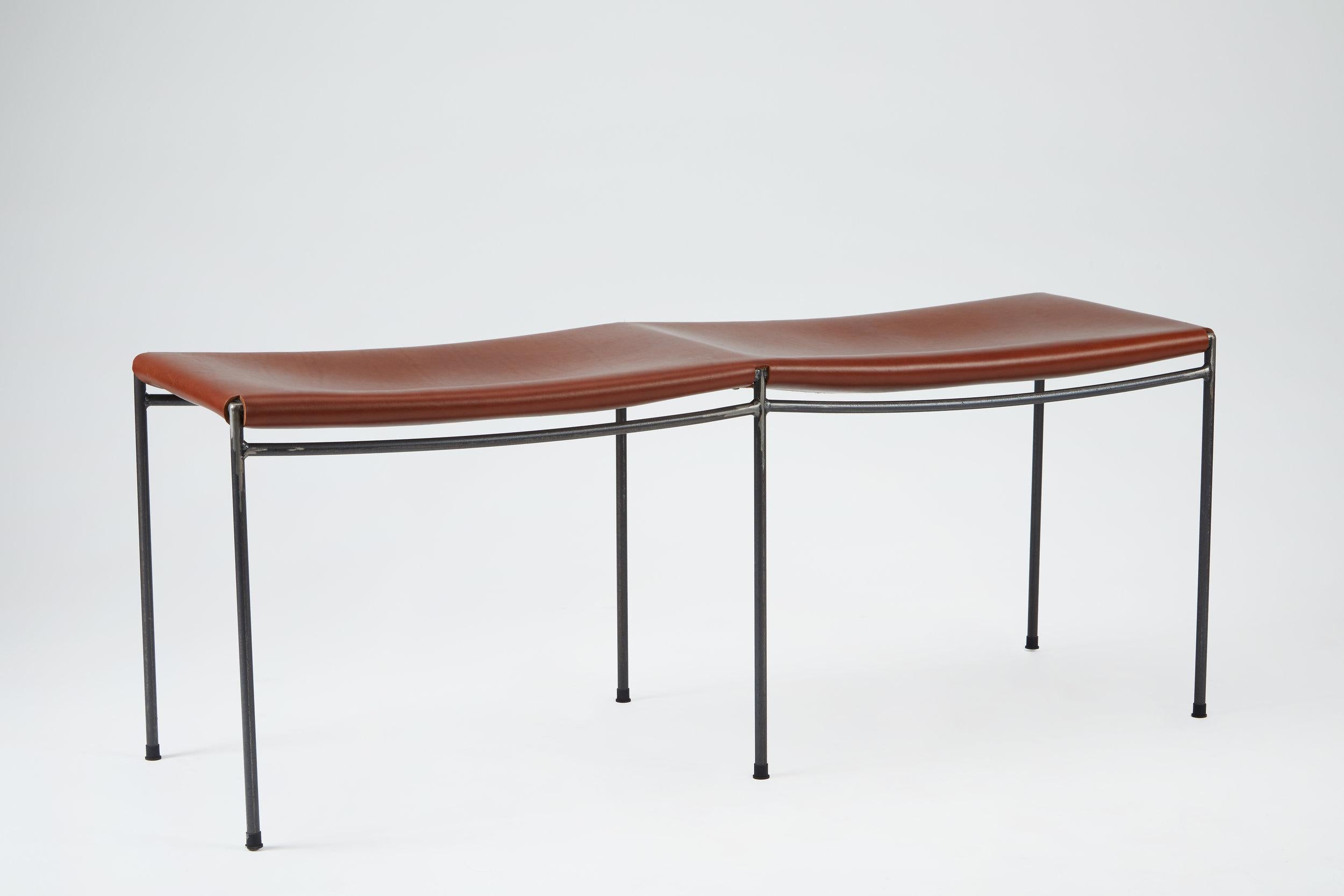 Moderne Banc deux places en cuir massif cognac à une seule traverse en vente