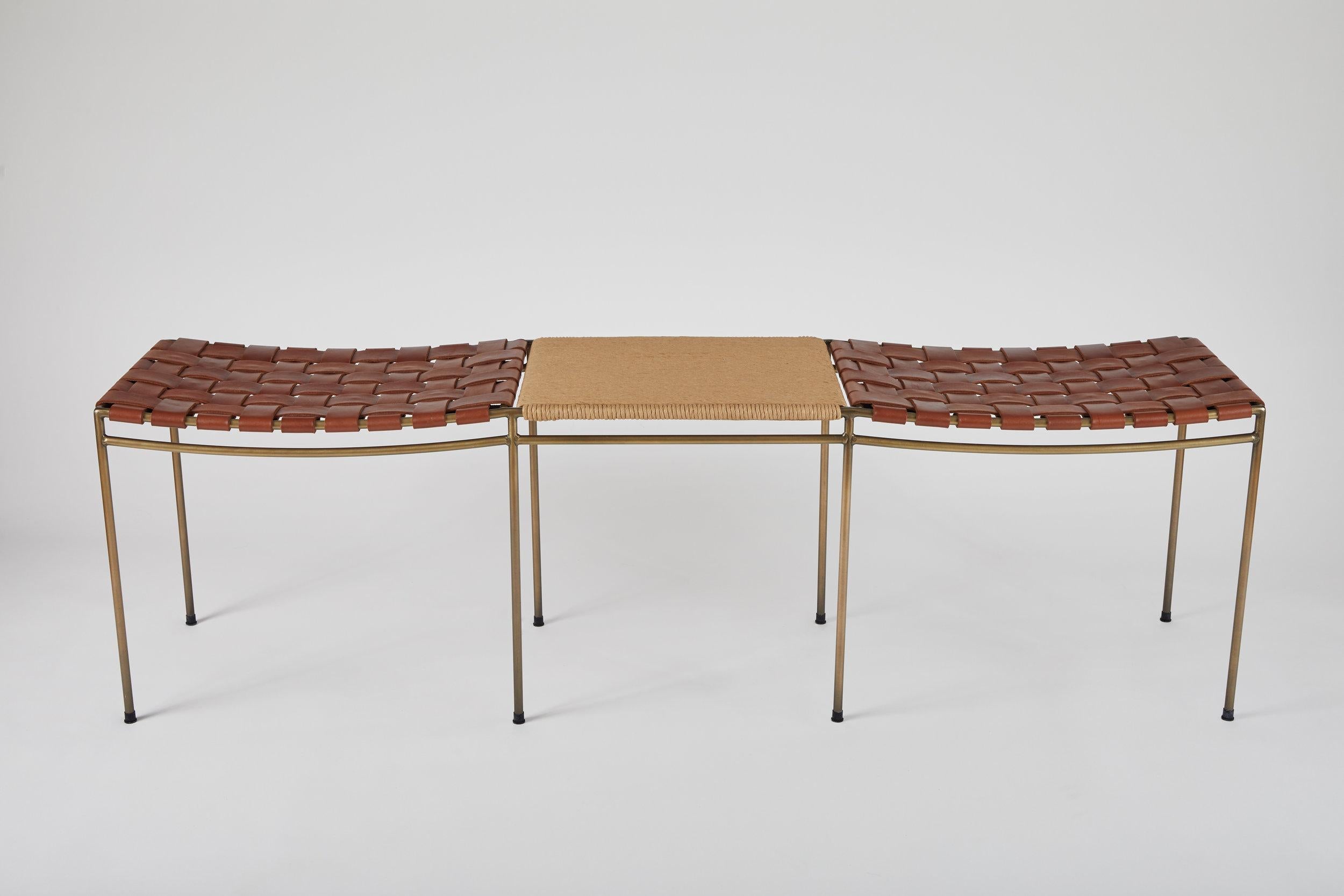 Le banc en cuir est tissé par un maître tisserand ayant des décennies d'expérience. 

La table en jonc est tissée à la main par un maître tisserand ayant plus de 40 ans d'expérience. 

Nous utilisons 70% d'acier recyclé pour le cadre plaqué en