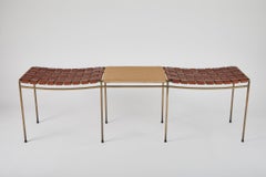 Banco de dos plazas de cuero tejido de un solo riel con mesa de junco tejida a mano