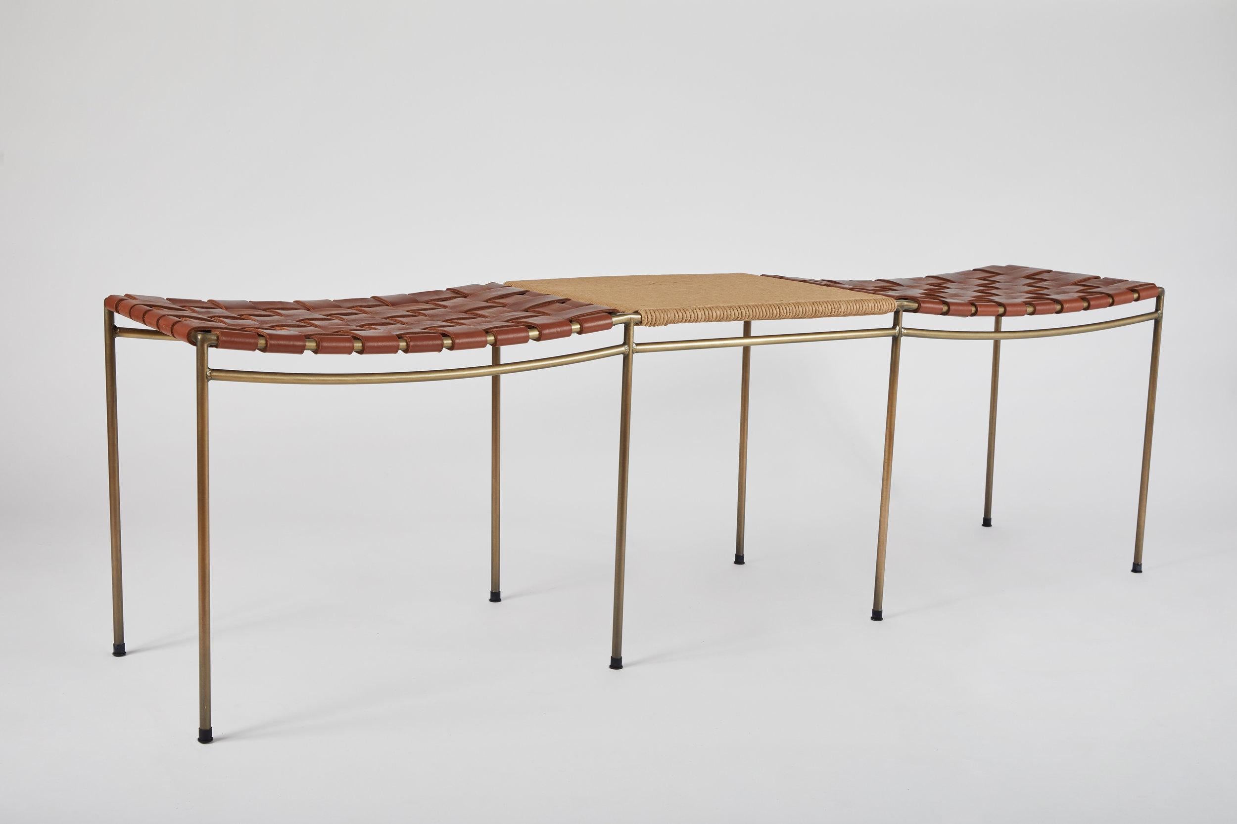 Moderne Banc à deux places en cuir tissé à la main avec table en jonc en vente