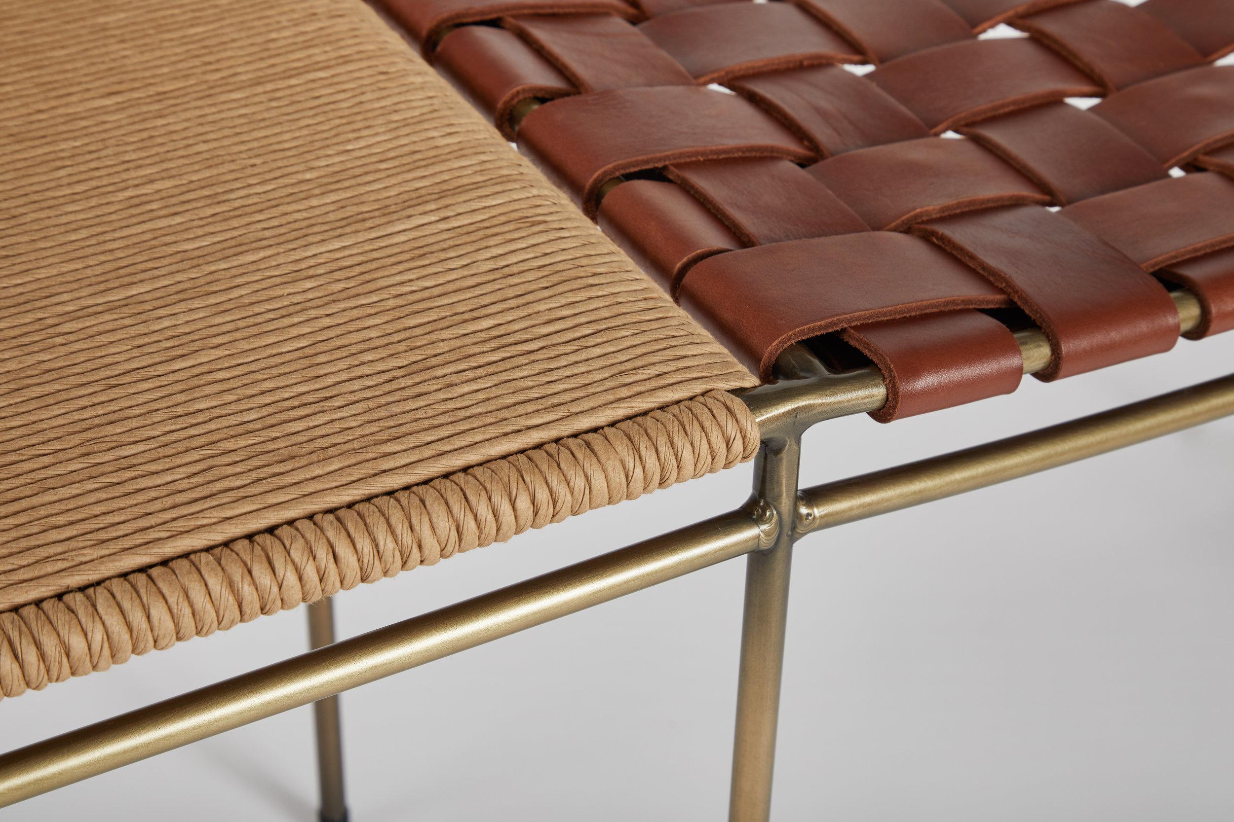 Travail du bois Banc à deux places en cuir tissé à la main avec table en jonc en vente