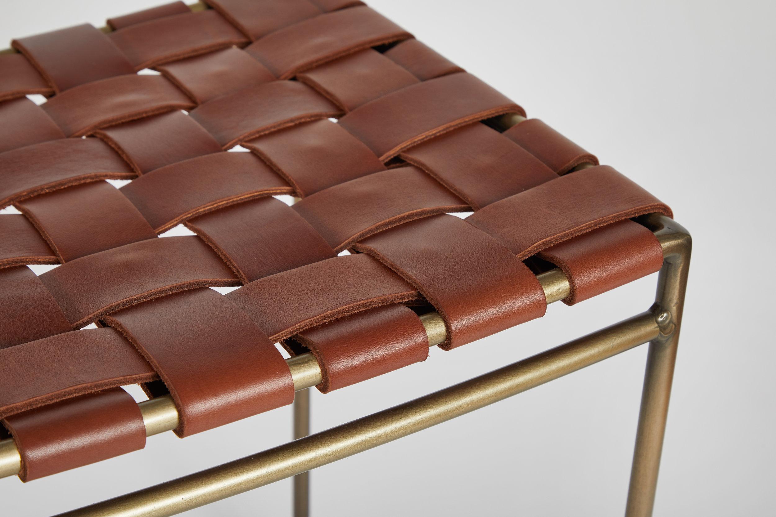 Banc à deux places en cuir tissé à la main avec table en jonc Neuf - En vente à Venice, CA