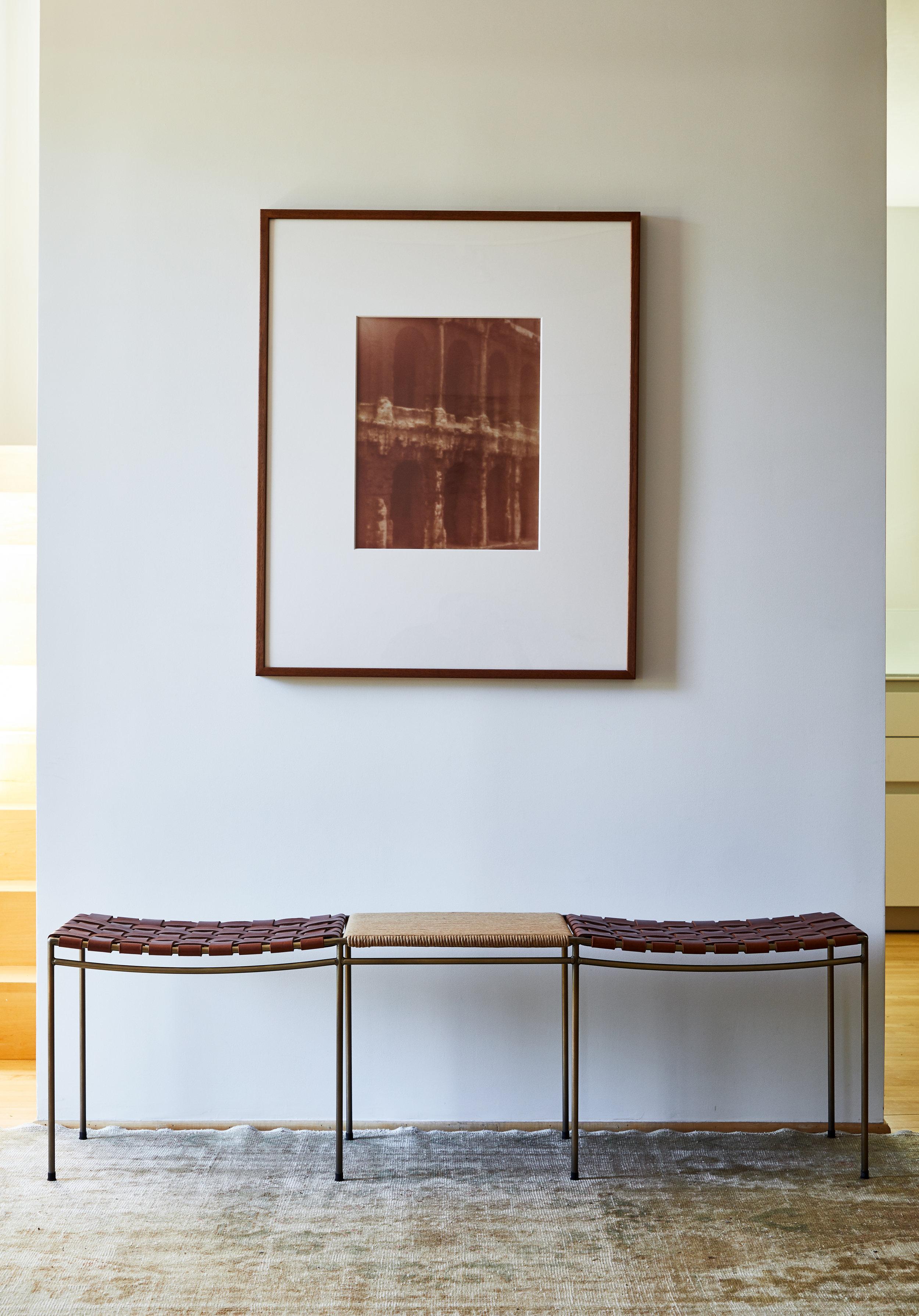 XXIe siècle et contemporain Banc à deux places en cuir tissé à la main avec table en jonc en vente