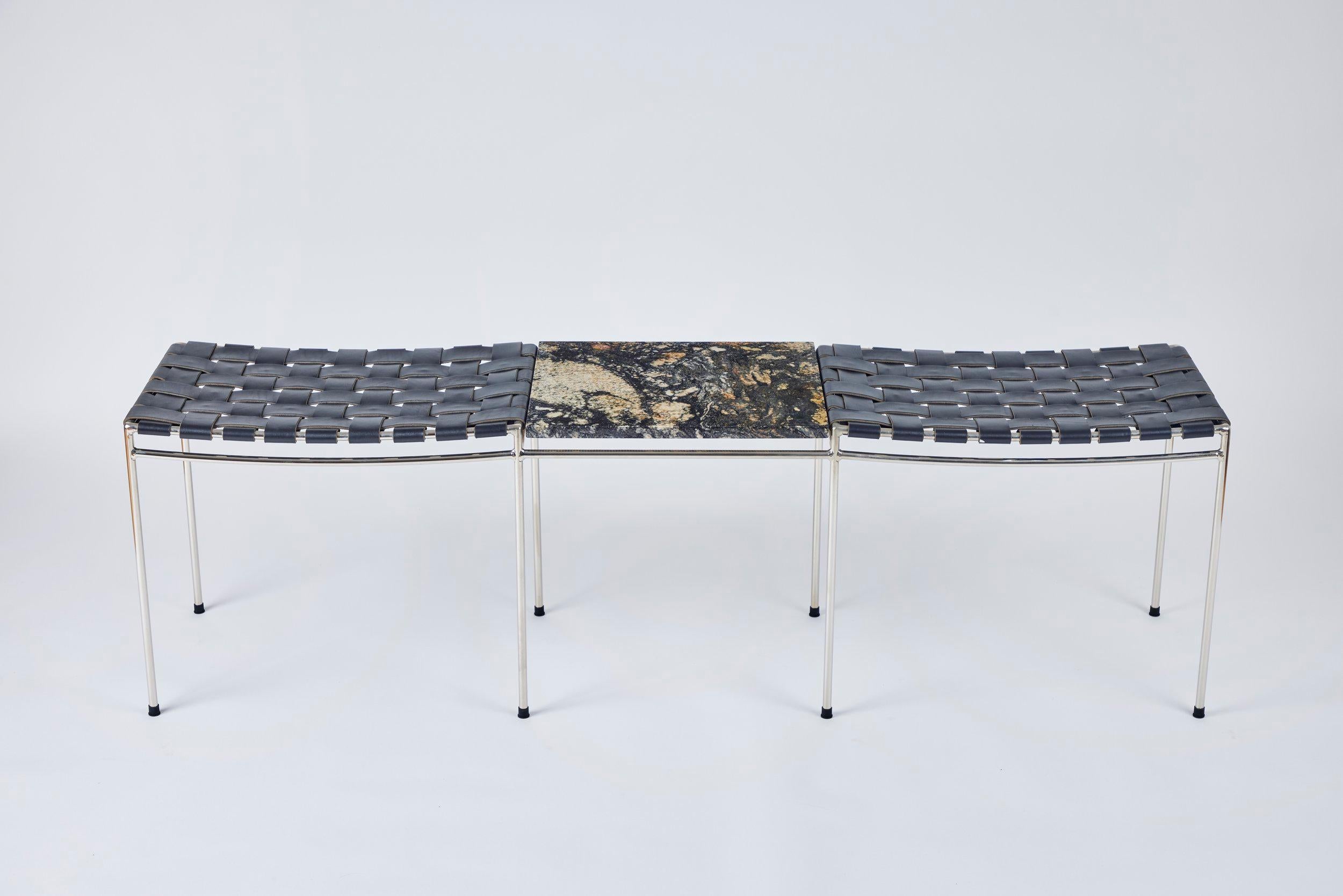 Le banc en cuir tressé est tissé par un maître tisserand ayant des décennies d'expérience. 

Nous utilisons 70% d'acier recyclé pour le cadre plaqué en nickel poli.

Chaque pièce de marbre est sélectionnée pour ses qualités uniques. 

Design/One a