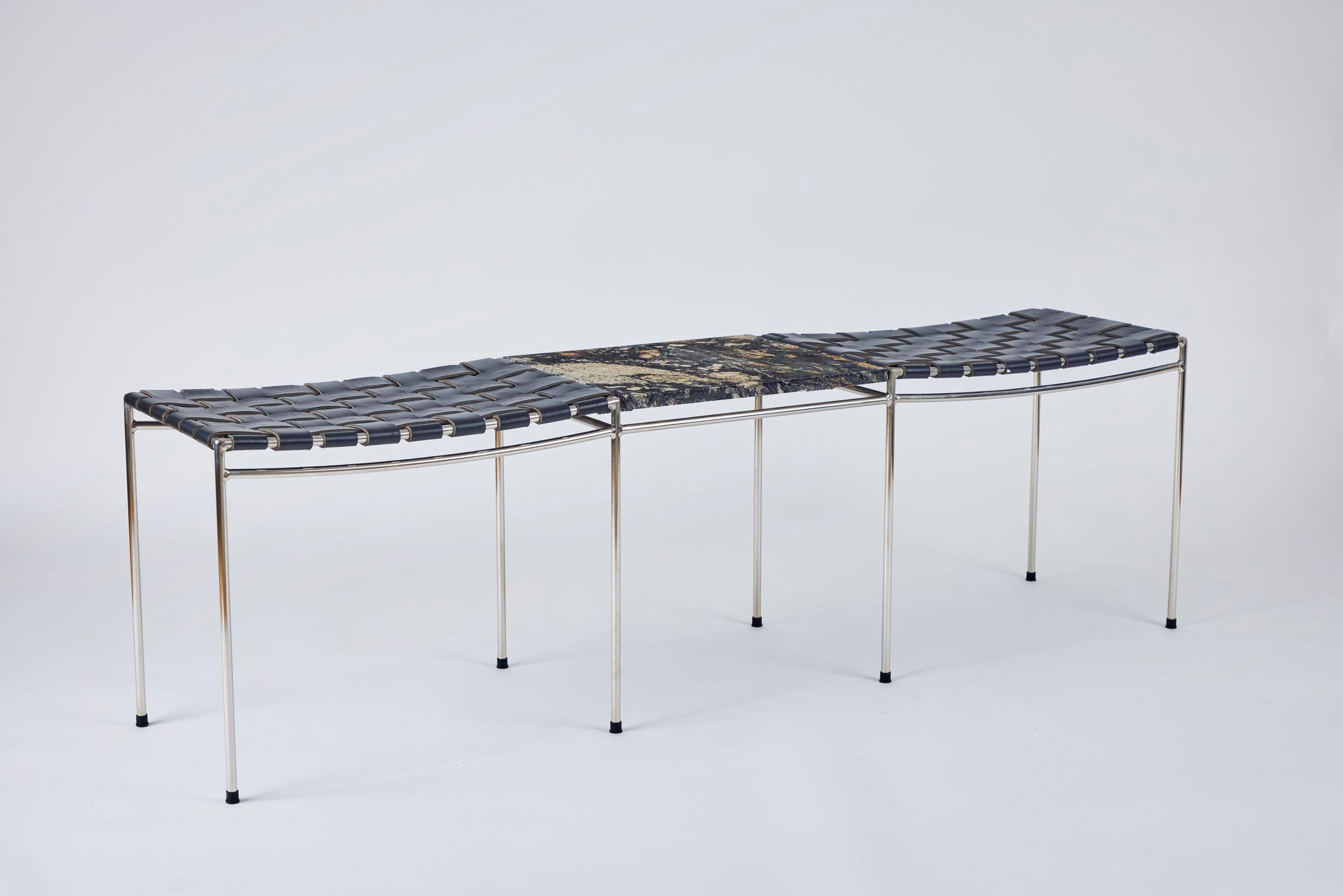 Moderne Banc à deux places en cuir tissé avec table en marbre en vente