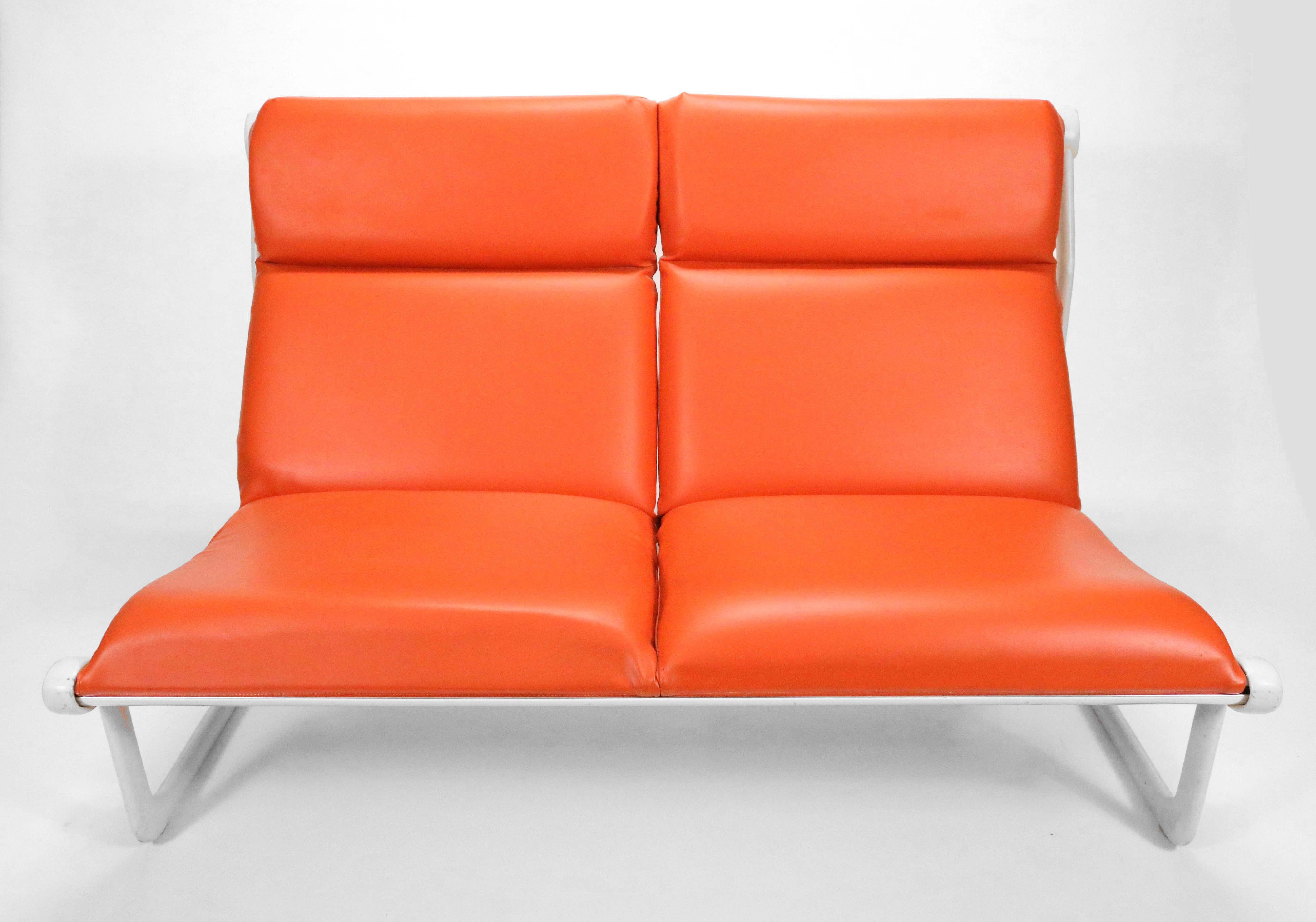 Sofá abatible de dos plazas de Bruce Hannah y Andrew Morrison para Knoll, en vibrante piel sintética rojo anaranjado de los años setenta.

El armazón de acero ha sido recién pintado con pintura en polvo en julio de 2022 y no presenta arañazos ni