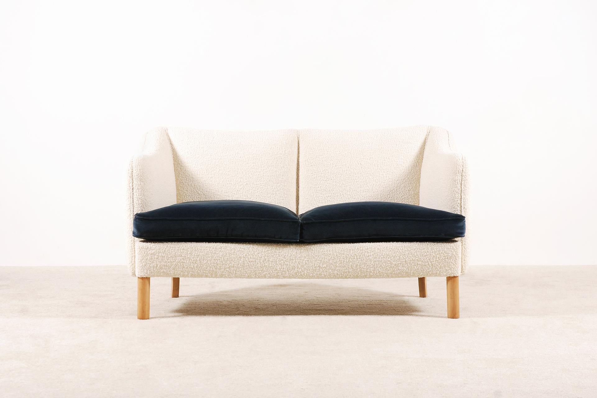 Schönes zweisitziges geschwungenes Sofa aus den 1950er Jahren.
Wunderschöne Form und Kurven. Sehr bequemer Sitz mit zwei Federkissen, bezogen mit blauem Kvadrat-Samt.

Perfekter Zustand, Originalstück aus den 1950er Jahren, das von den besten