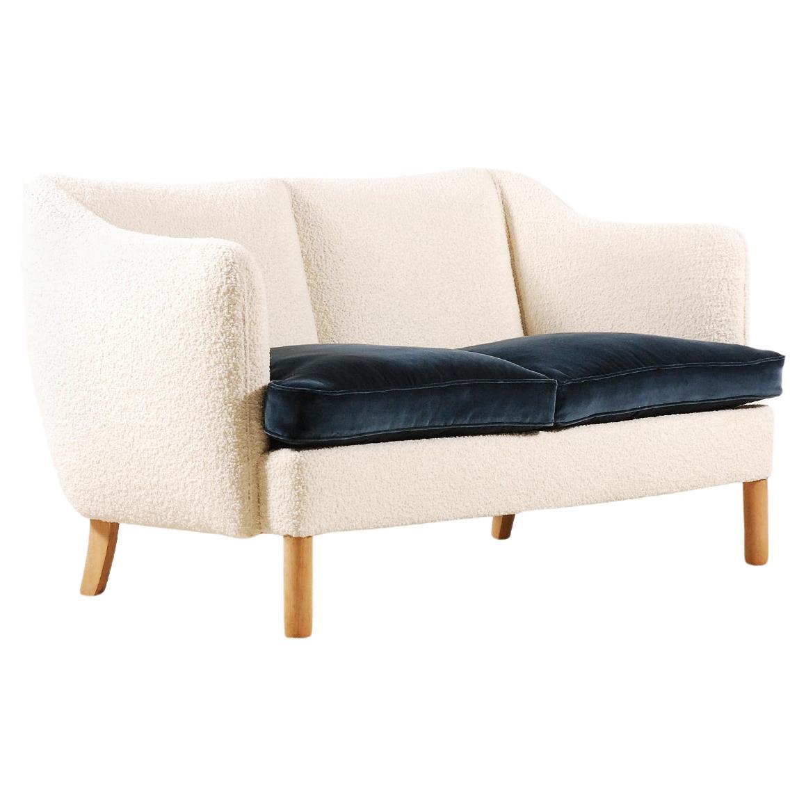 Zweisitziges Sofa, Dänemark, 1950, neuer Bouclé-Stoff im Angebot
