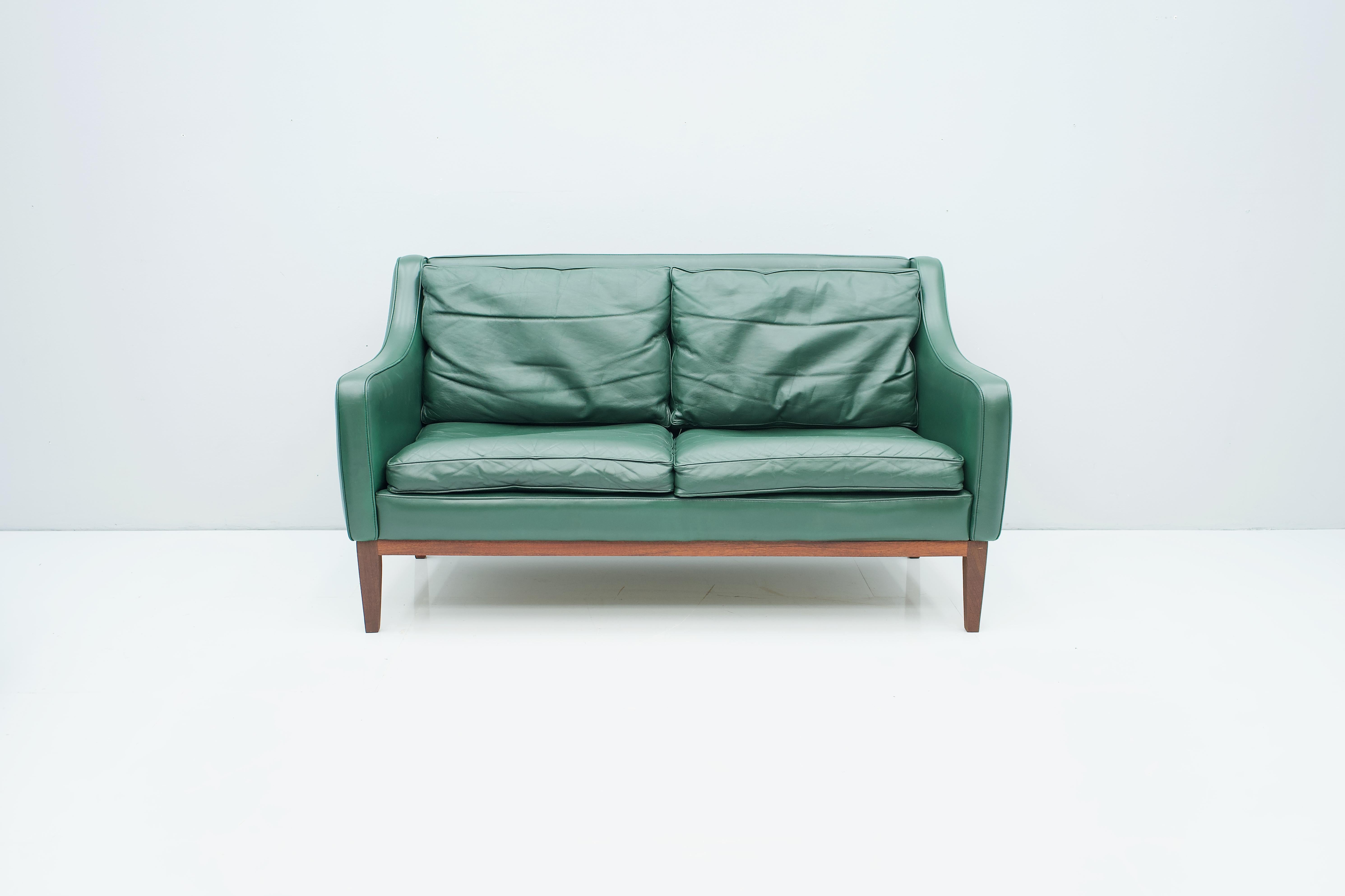 Mid-Century Modern Two-Seat Sofa in Green Leather, Italy, 1958 For Sale