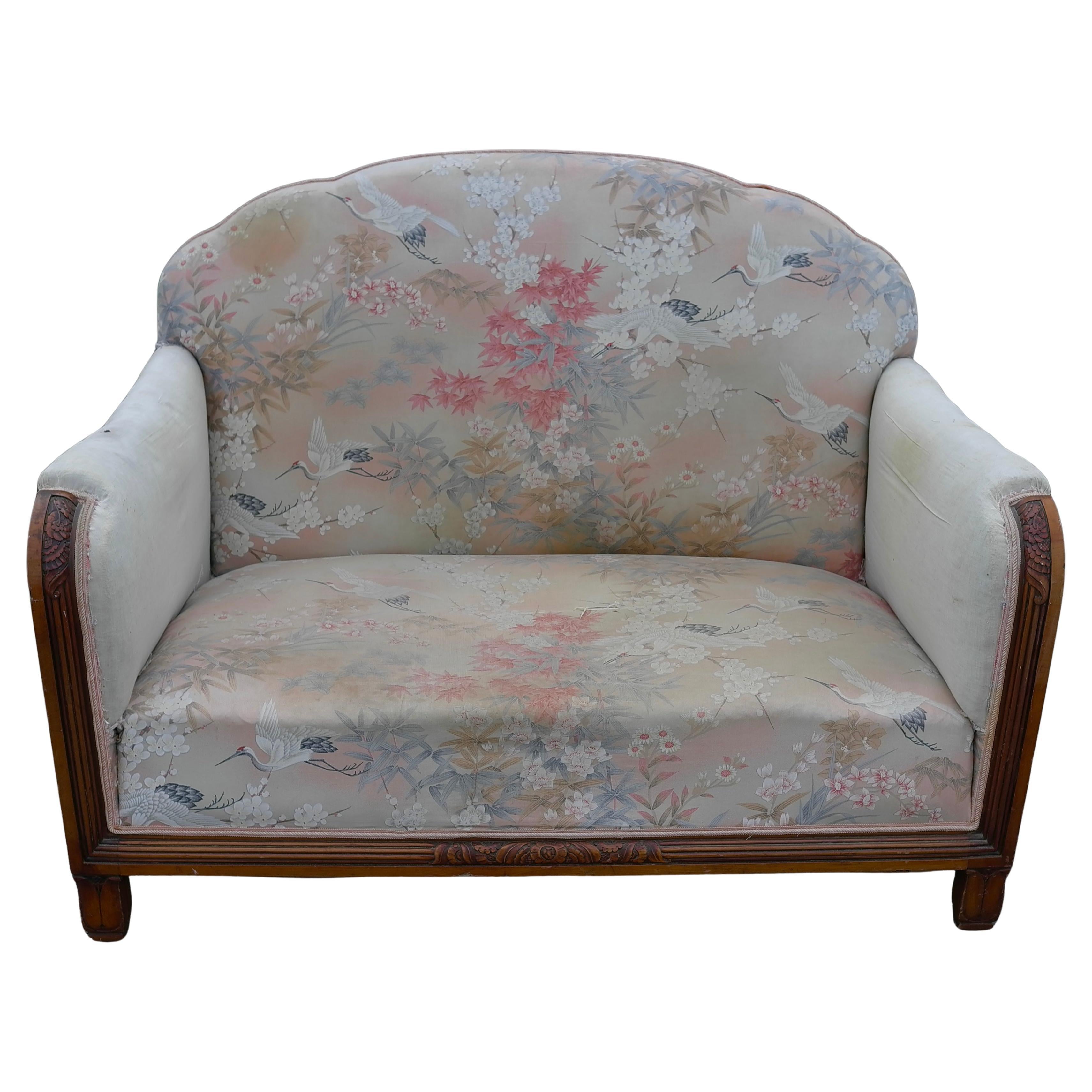 Zweisitziges Sofa Maurice Dufrene attr ,mit floralen Holzschnitzereien, Frankreich 1920er Jahre. Das Sofa muss komplett neu gepolstert werden. Sie können es jetzt in jeder beliebigen Farbe beziehen lassen, die Sie nach Belieben ausfüllen können, und