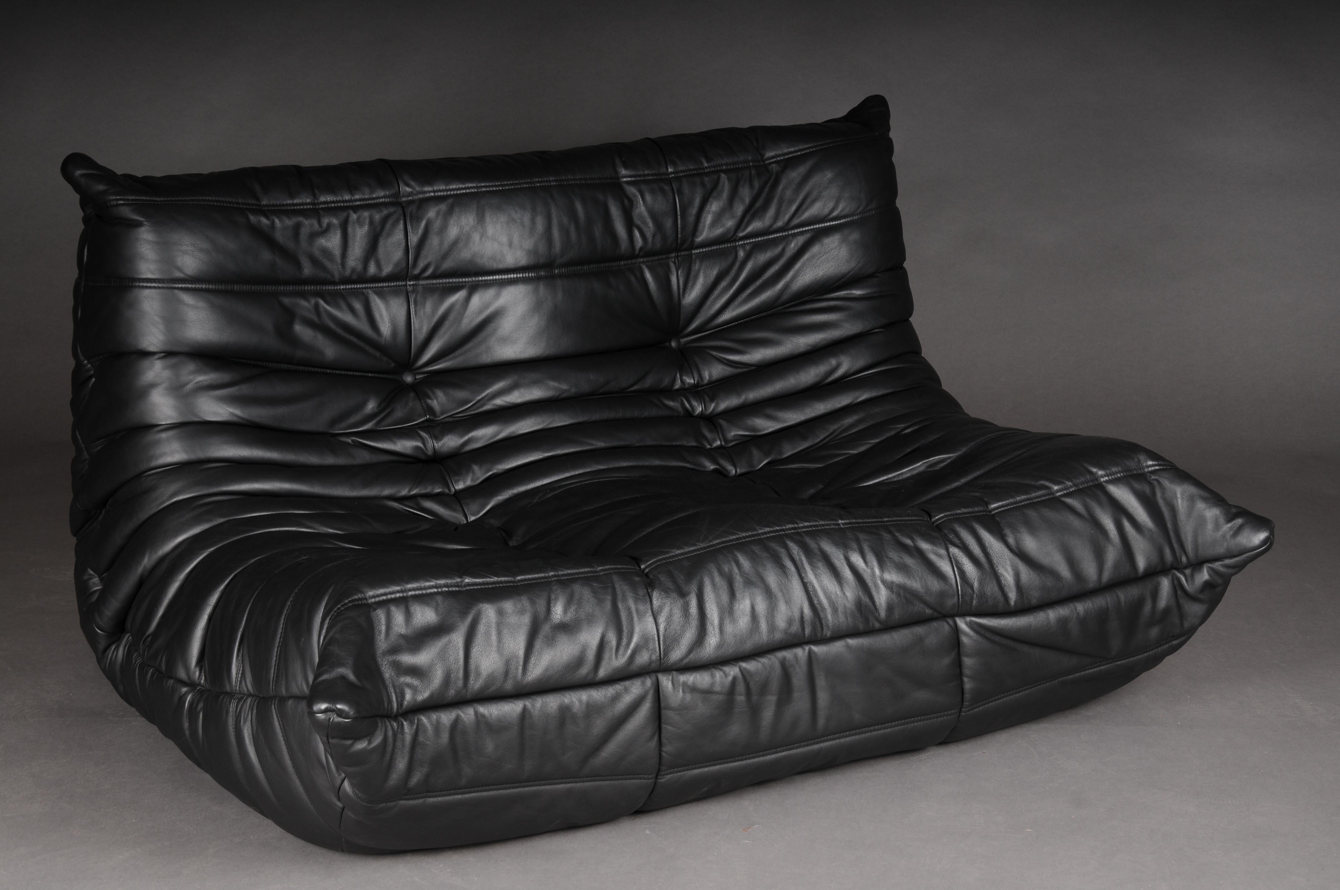 Two Seat Togo Sofa, black Leather by Michel Ducaroy, Ligne Roset, France In Good Condition For Sale In Berlin, DE