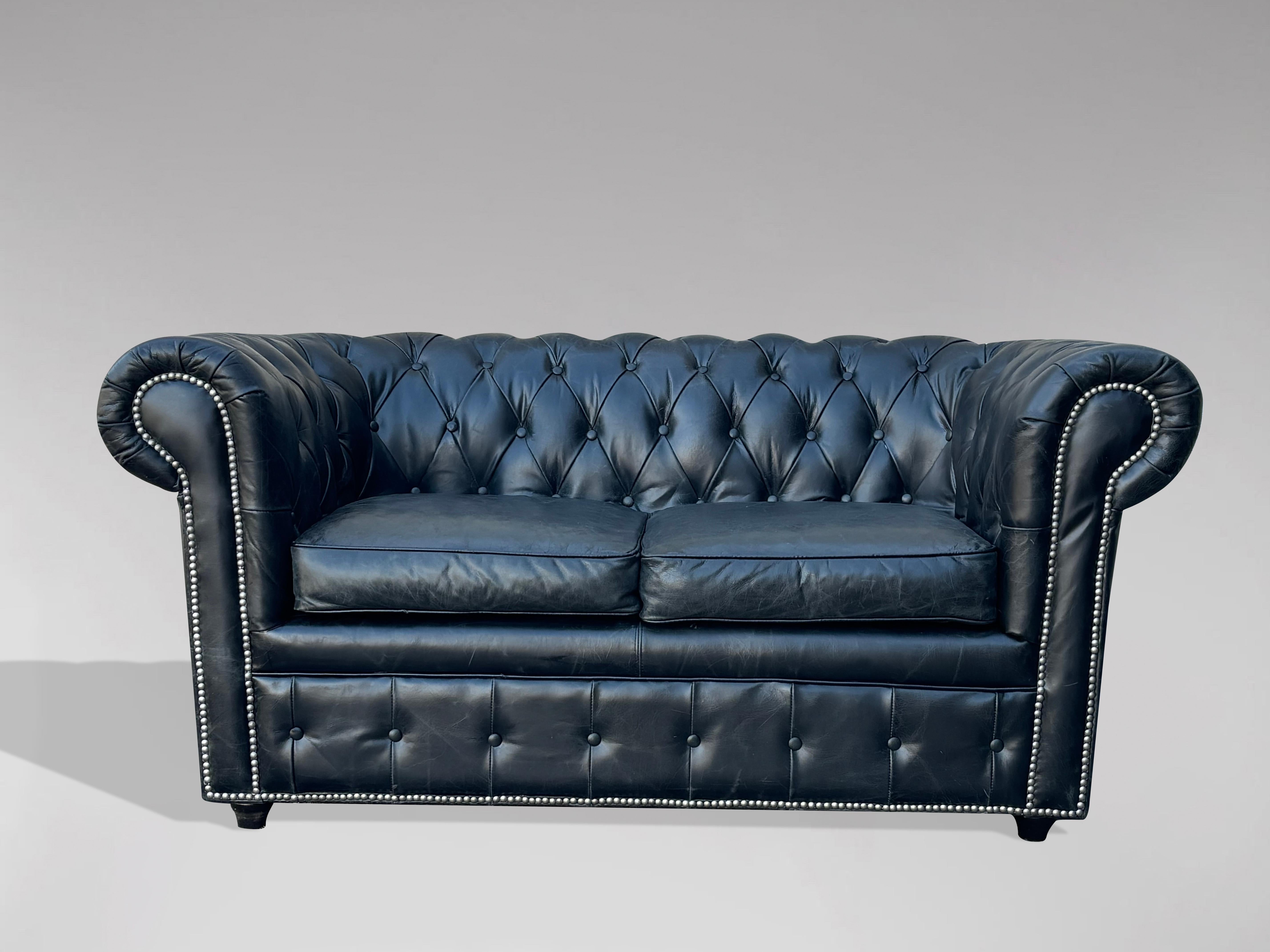 Divano Chesterfield a due posti in pelle nera di buona qualità del XX secolo

Un divano Chesterfield a due posti in pelle nera della fine del XX secolo con due cuscini sciolti. Presenta uno schienale a voluta completamente abbottonato e braccioli,