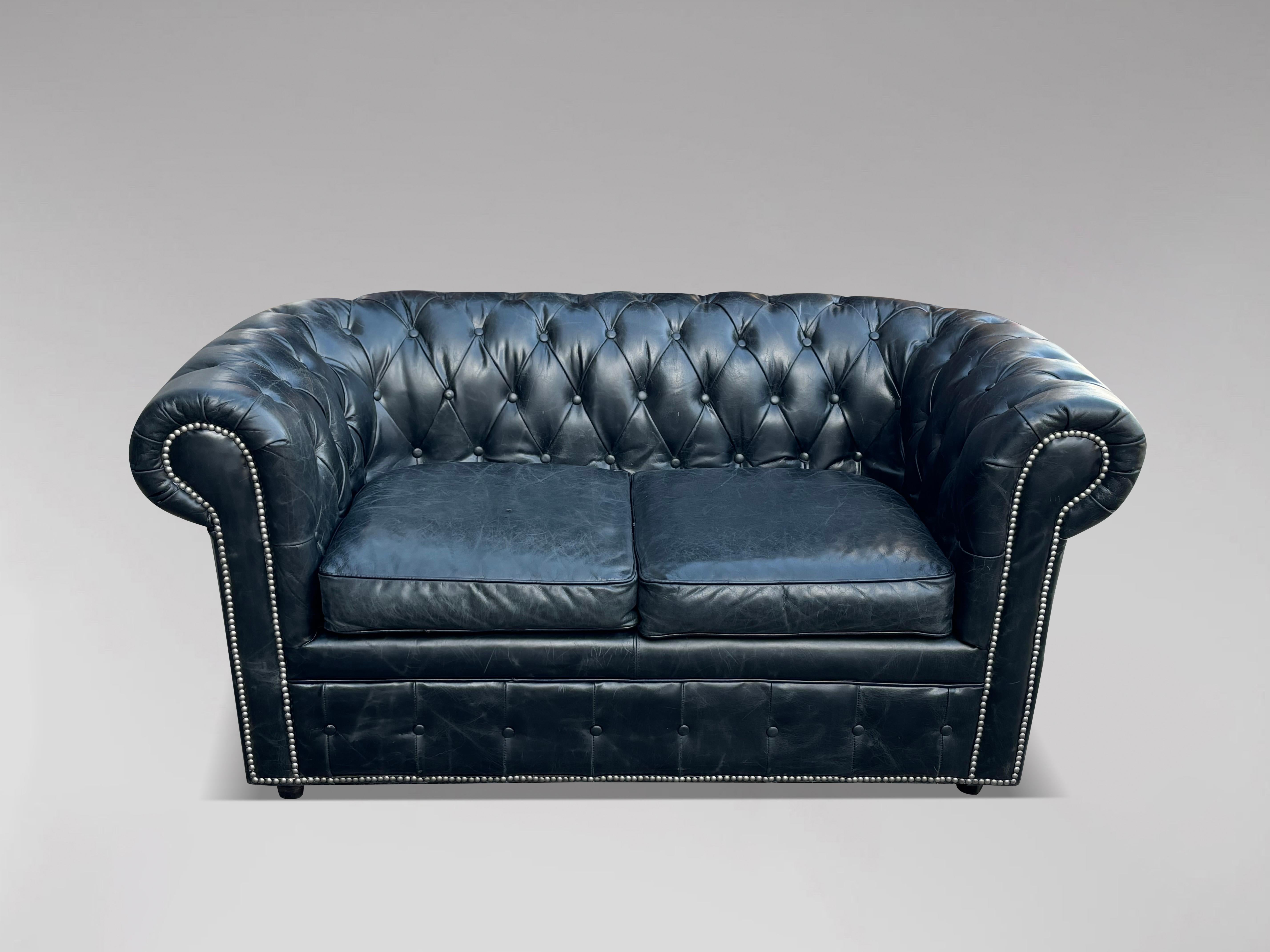 Britannico Divano Chesterfield a due posti in pelle nera in vendita