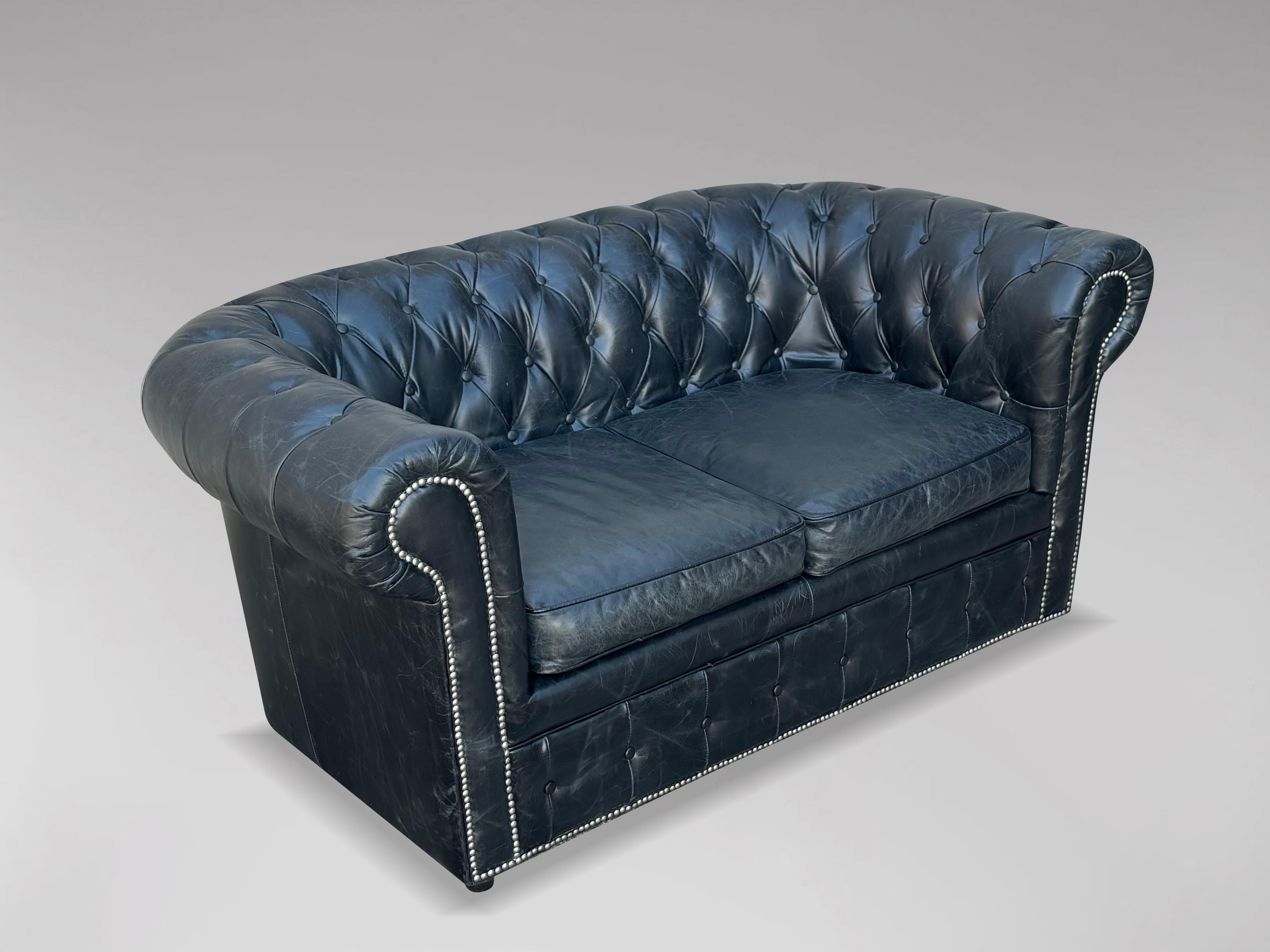 Divano Chesterfield a due posti in pelle nera In condizioni buone in vendita a Petworth,West Sussex, GB