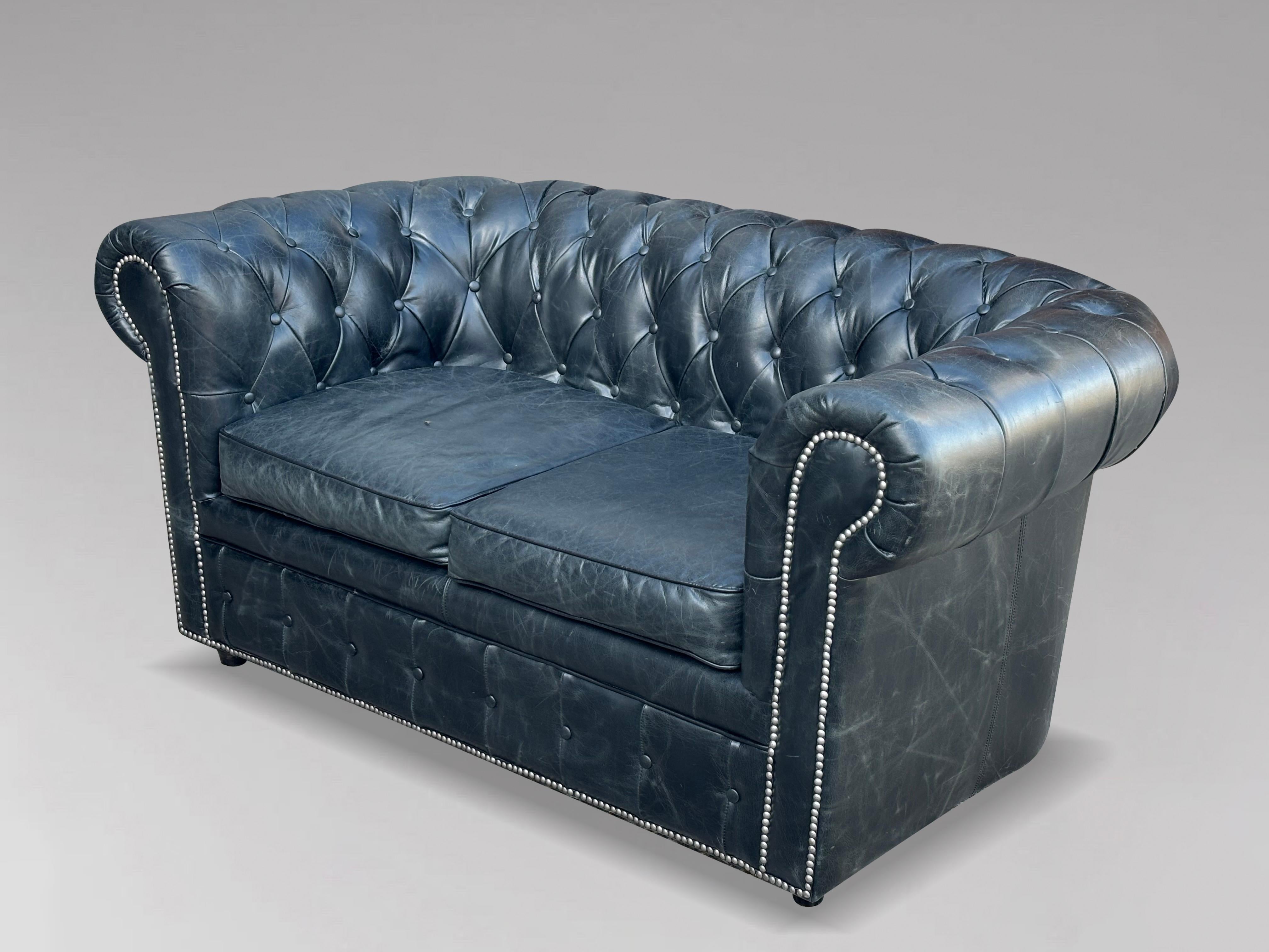 Divano Chesterfield a due posti in pelle nera in vendita 1