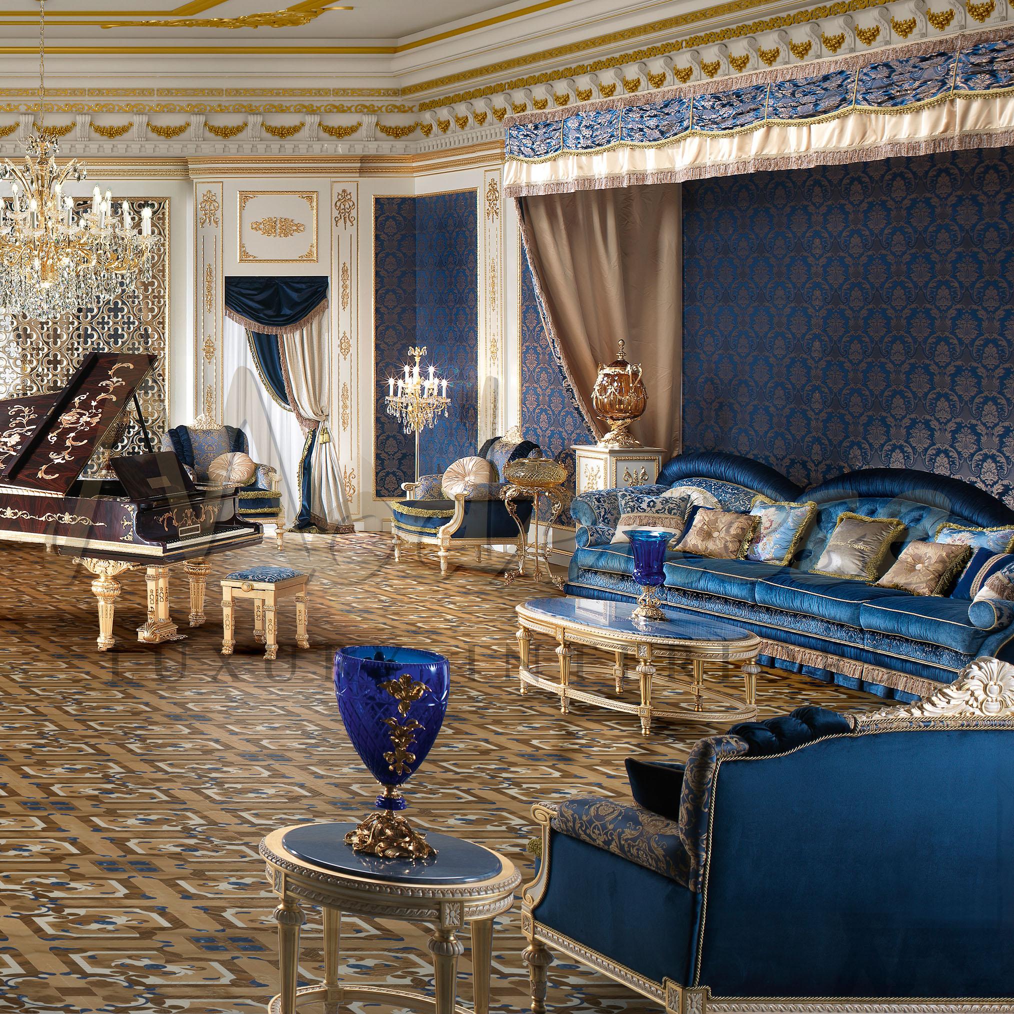 Baroque Canapé Seater Blue Damask sculpté à la feuille d'or par Modenese Interiors en vente