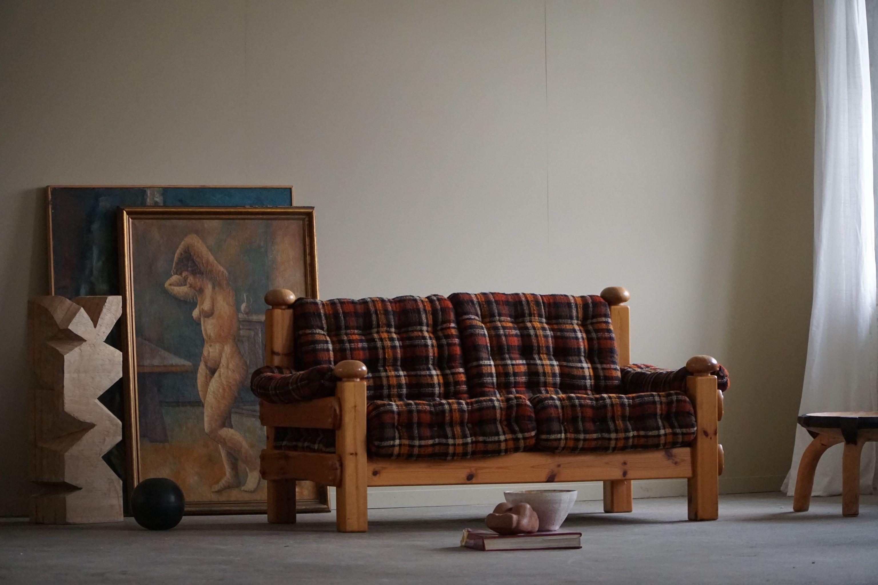 Un confortable canapé deux places, tapissé d'un tissu vintage. 
Attribué au designer suédois Sven Larsson. Fabriqué dans les années 1970.
Ce canapé solide s'harmonise avec de nombreux styles d'intérieur. Une décoration d'intérieur moderne,