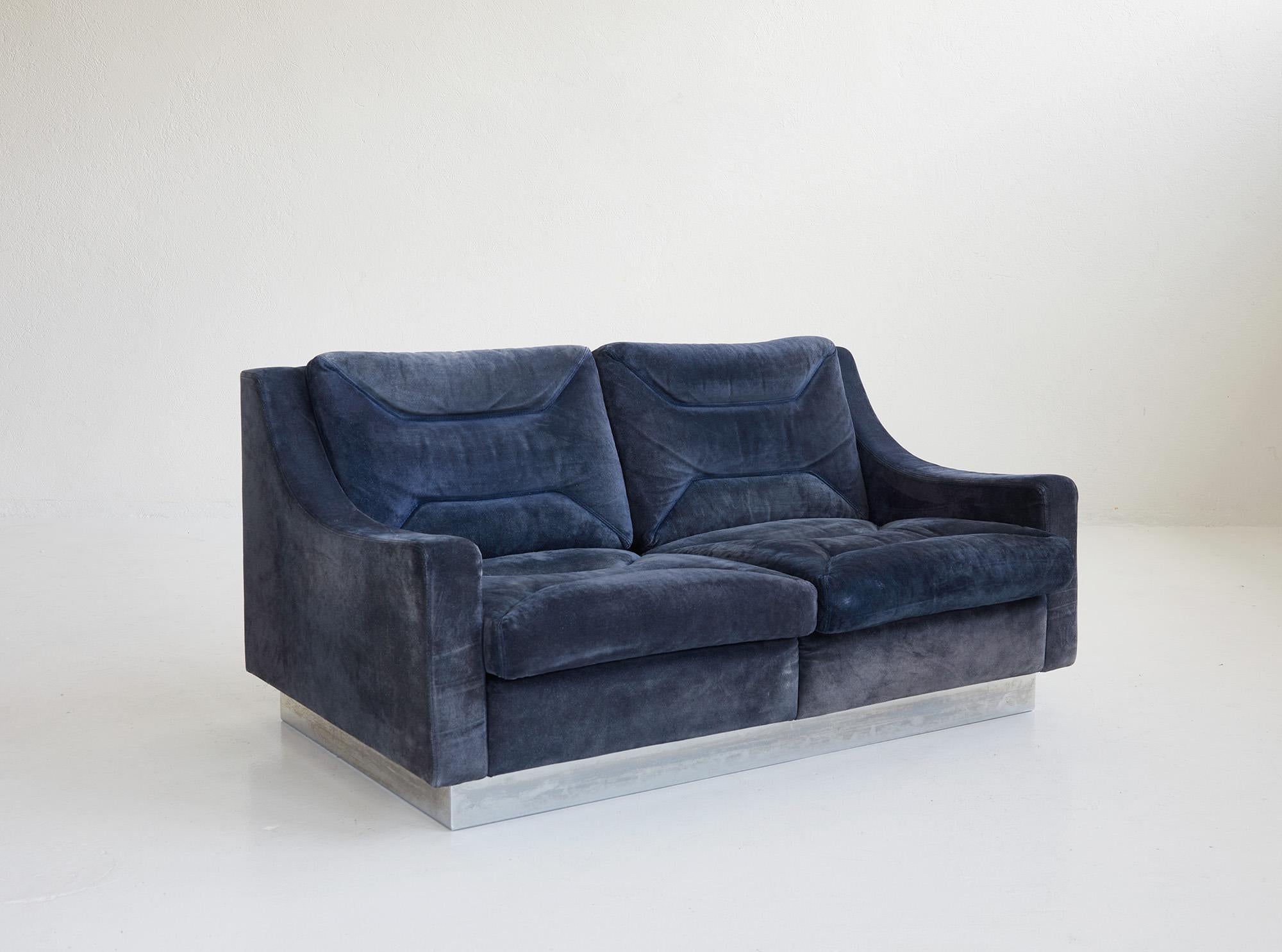 Canapé deux places dans le style de Jacques Charpentier, France 1970.

Le cadre, les coussins de dossier et l'assise sont recouverts d'un daim bleu nuit original pour un grand confort d'assise.

Le canapé repose sur un socle rectangulaire en acier