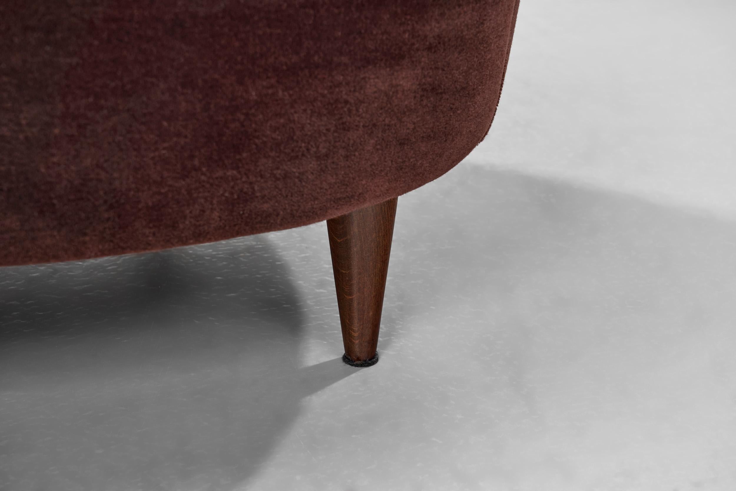 Zweisitziges italienisches Sofa der Jahrhundertmitte, Italien um 1950 im Angebot 9